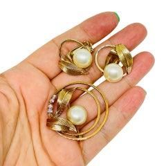 Vintage gold tone faux pearls rhinestones designer clip on earrings brooch set