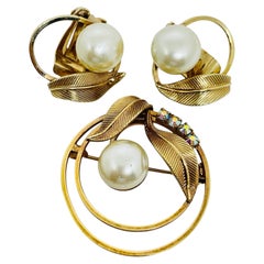 Vintage gold tone faux pearls rhinestones designer clip on earrings brooch set