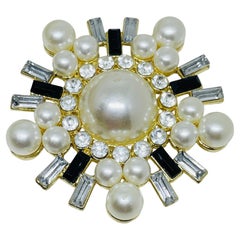 Broche vintage de diseño con perlas de imitación en tono dorado y strass en forma de flor