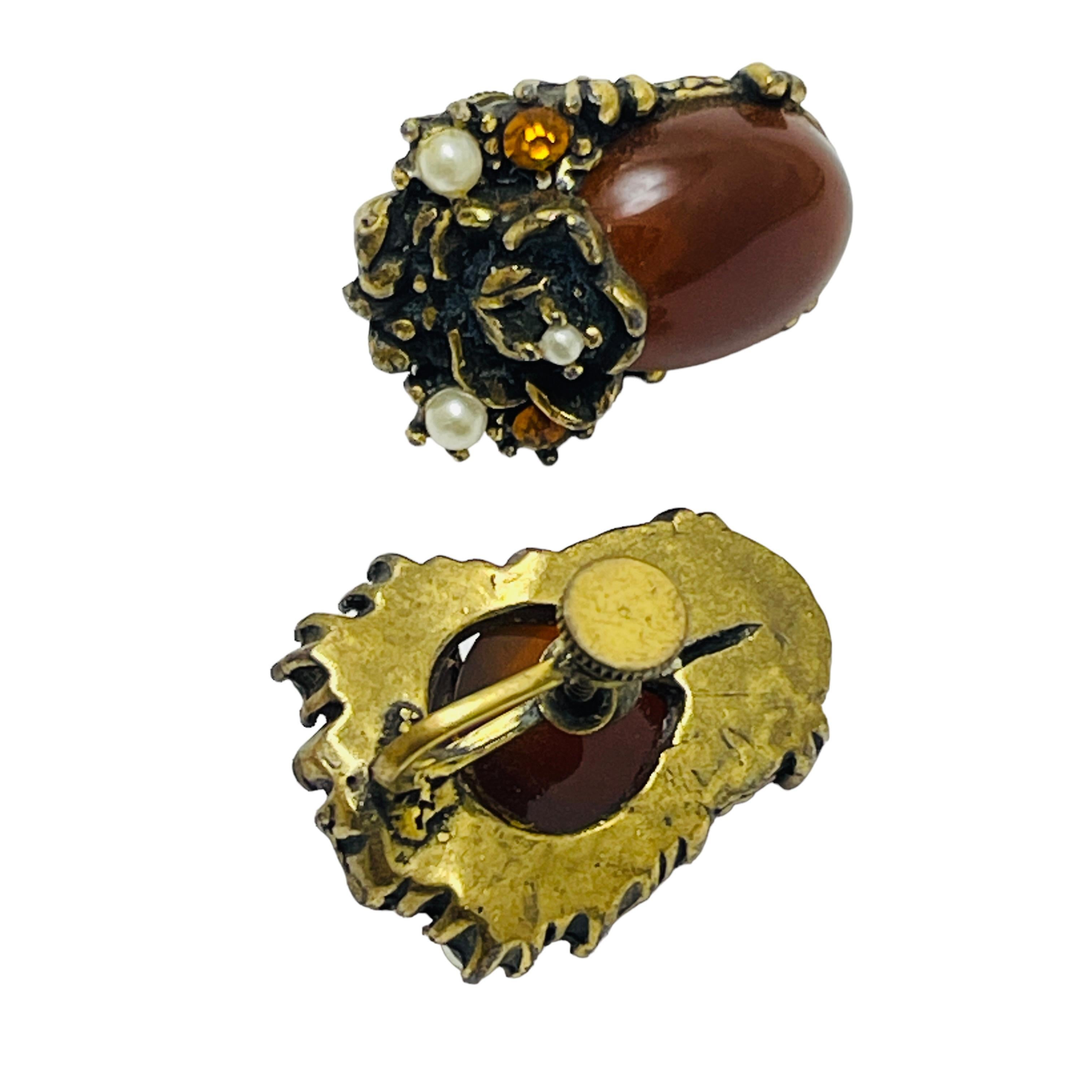 Vintage gold tone faux stones screw back earrings In Good Condition For Sale In Palos Hills, IL