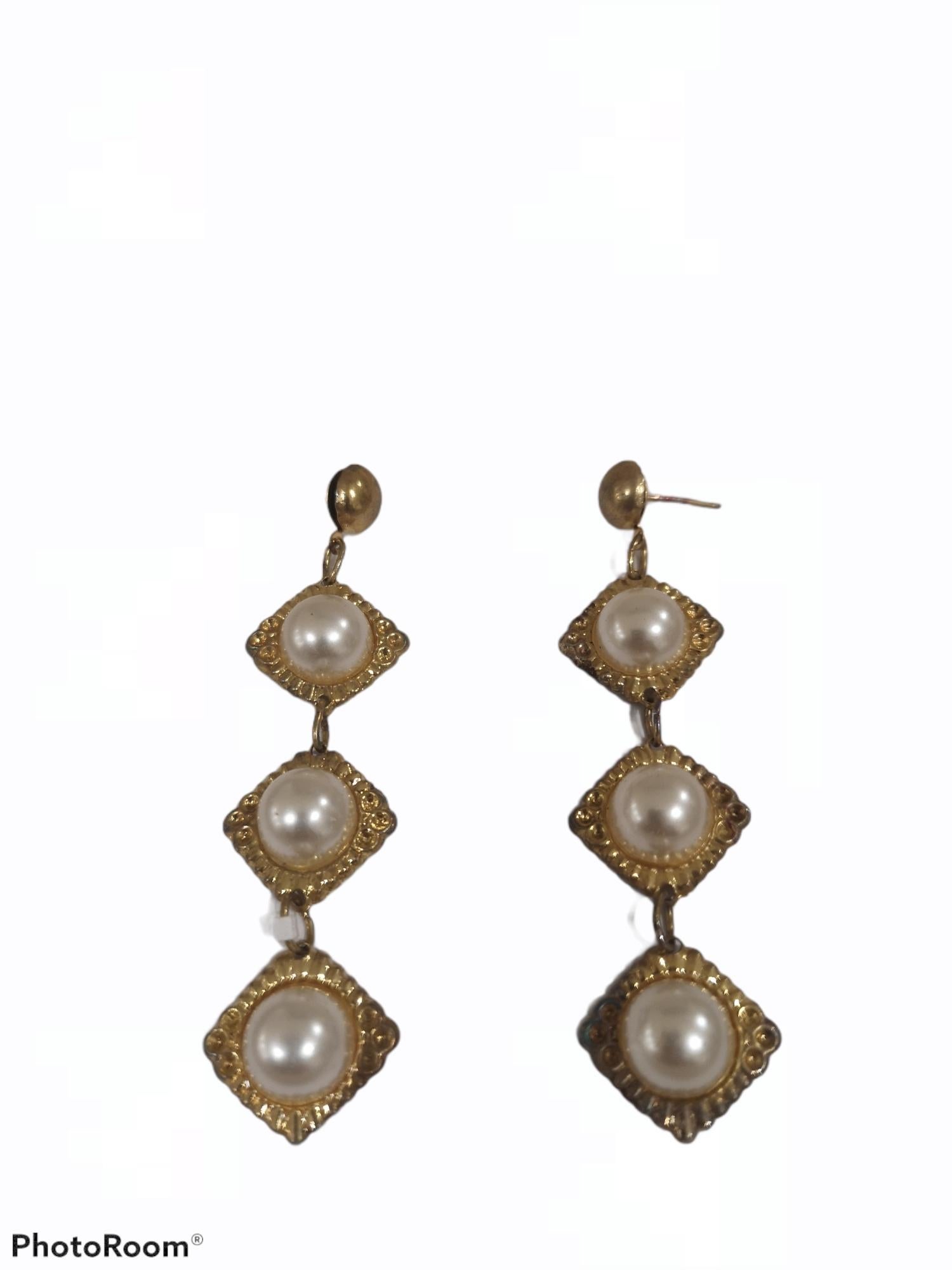Vintage gold tone faux white pearls stones earrings  In Good Condition In Capri, IT