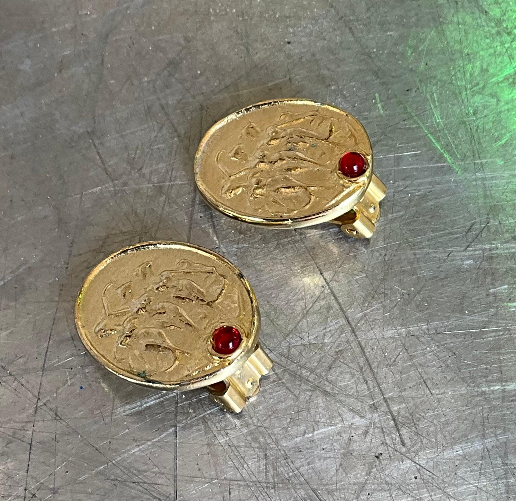 Vintage Gold Tone Figural Clip on Earrings For Sale 7
