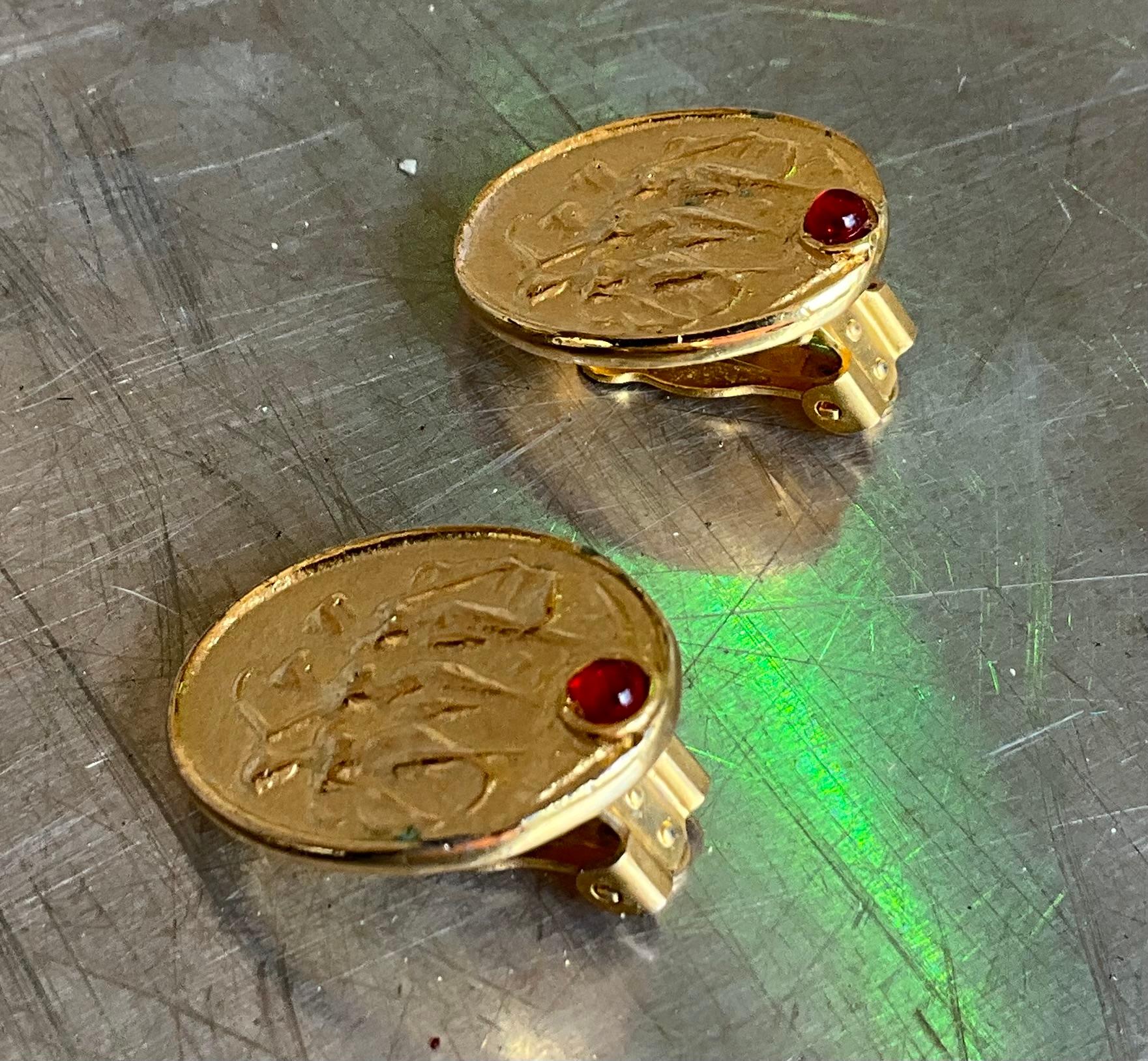 Vintage Gold Tone Figural Clip on Earrings For Sale 8