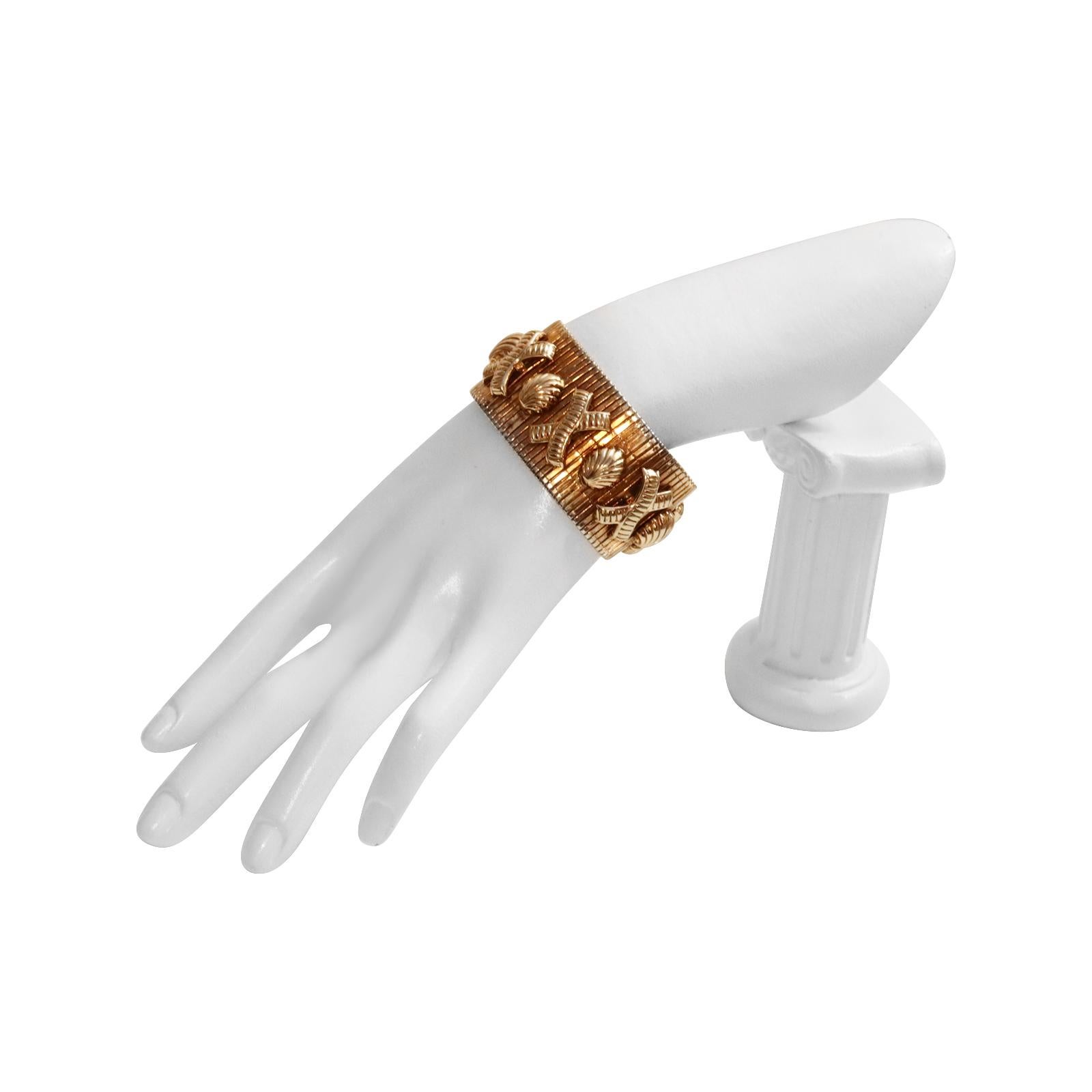 Vintage Gold Tone Flexible XO Bracelet Cuff Circa 1980s In Good Condition For Sale In New York, NY