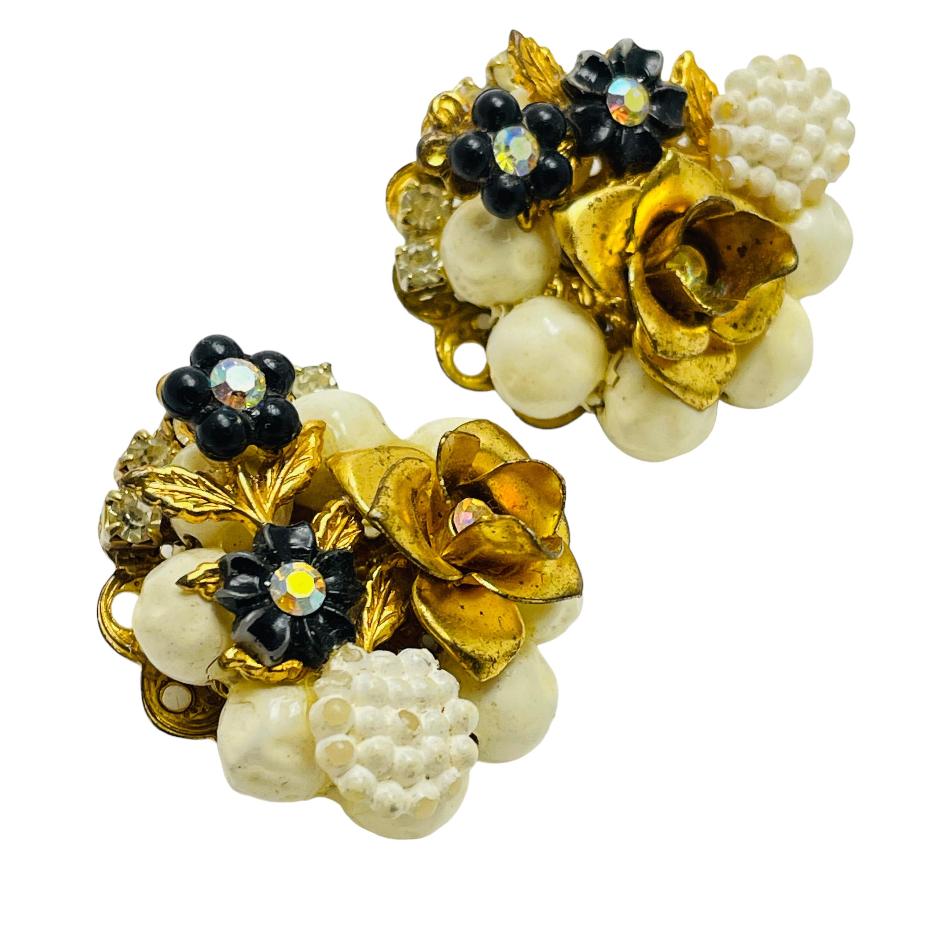 DETAILS

- • ohne Vorzeichen 

- • goldfarben mit Strasssteinen und Perlen

- • Vintage-Designer-Ohrringe

MASSNAHMEN  

- • 

CONDIT

- •  sehr guter Vintage-Zustand mit minimalen Gebrauchsspuren 

 Sku 41

❤️❤️  VINTAGE-DESIGNER-SCHMUCK ❤️❤️

❤️❤️