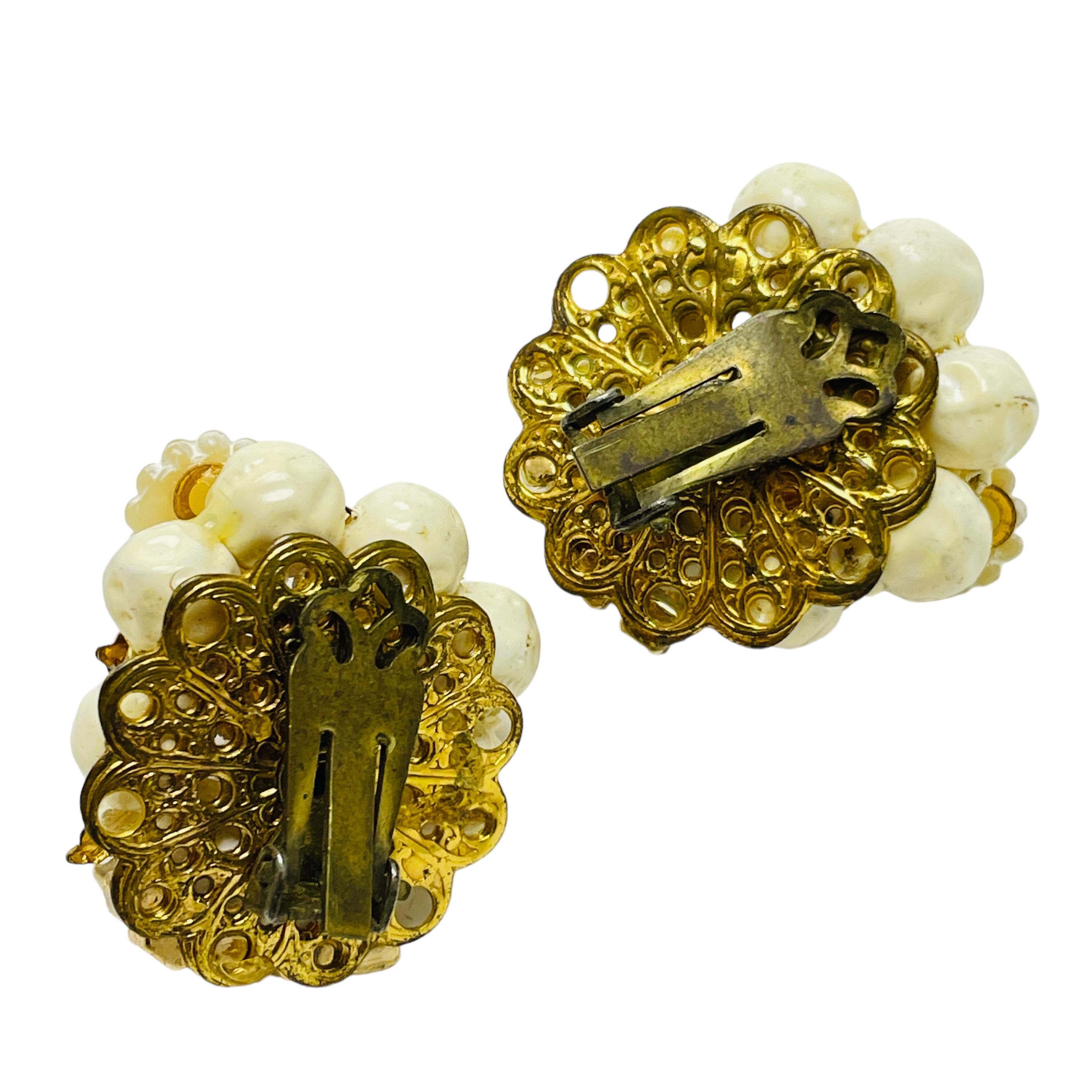 Vintage Goldton Blume Cluster Perlen Designer Clip auf Ohrringe im Zustand „Gut“ im Angebot in Palos Hills, IL