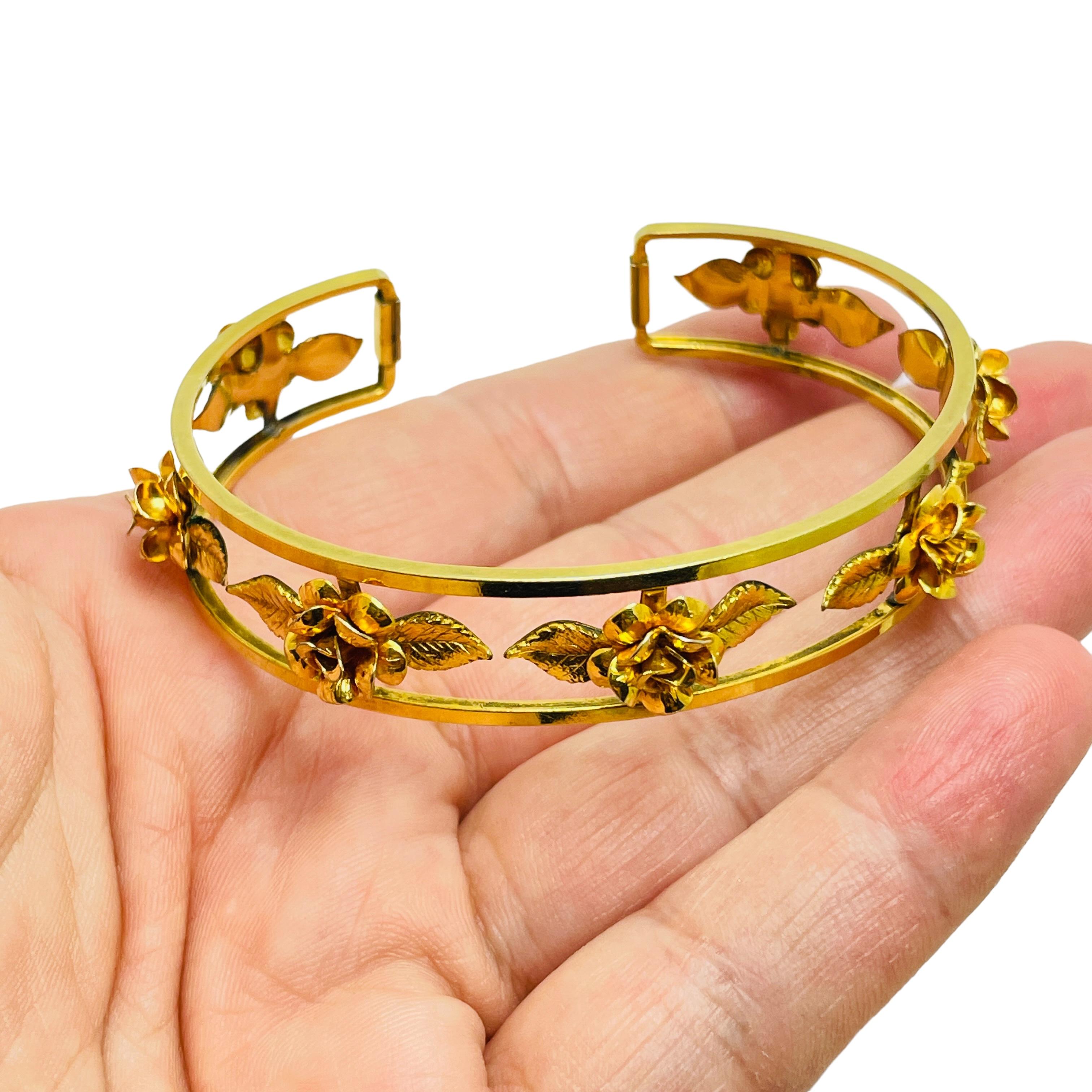 DETAILS

• unsigned

• gold tone 

• vintage designer bracelet

MEASUREMENTS

• 

CONDITION

• excellent vintage condition with minimal signs of wear

❤️❤️ VINTAGE DESIGNER JEWELRY ❤️❤️
❤️❤️ ALEXANDER'S BOUTIQUE ❤️❤️