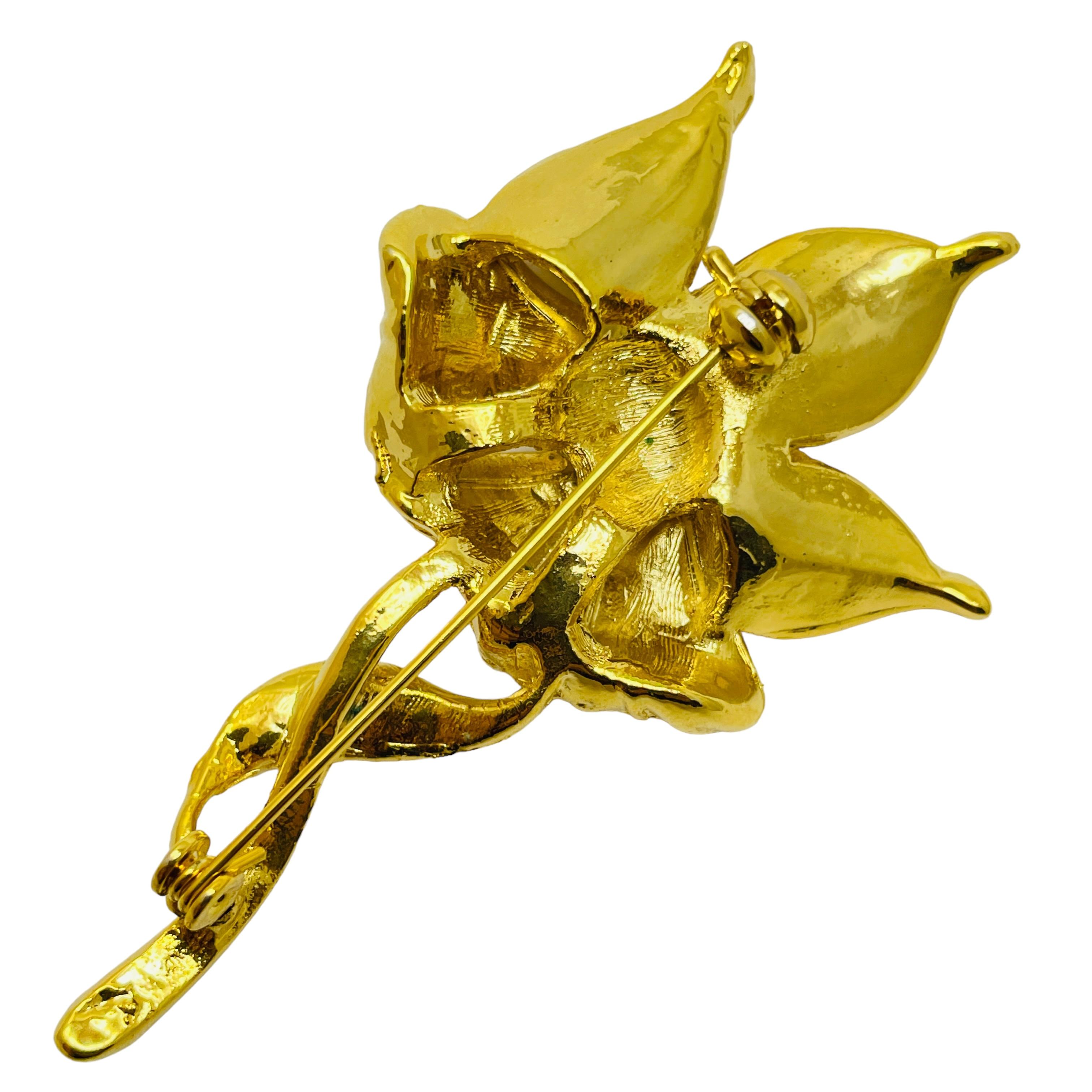 Vintage gold tone flower designer brooch In Good Condition For Sale In Palos Hills, IL