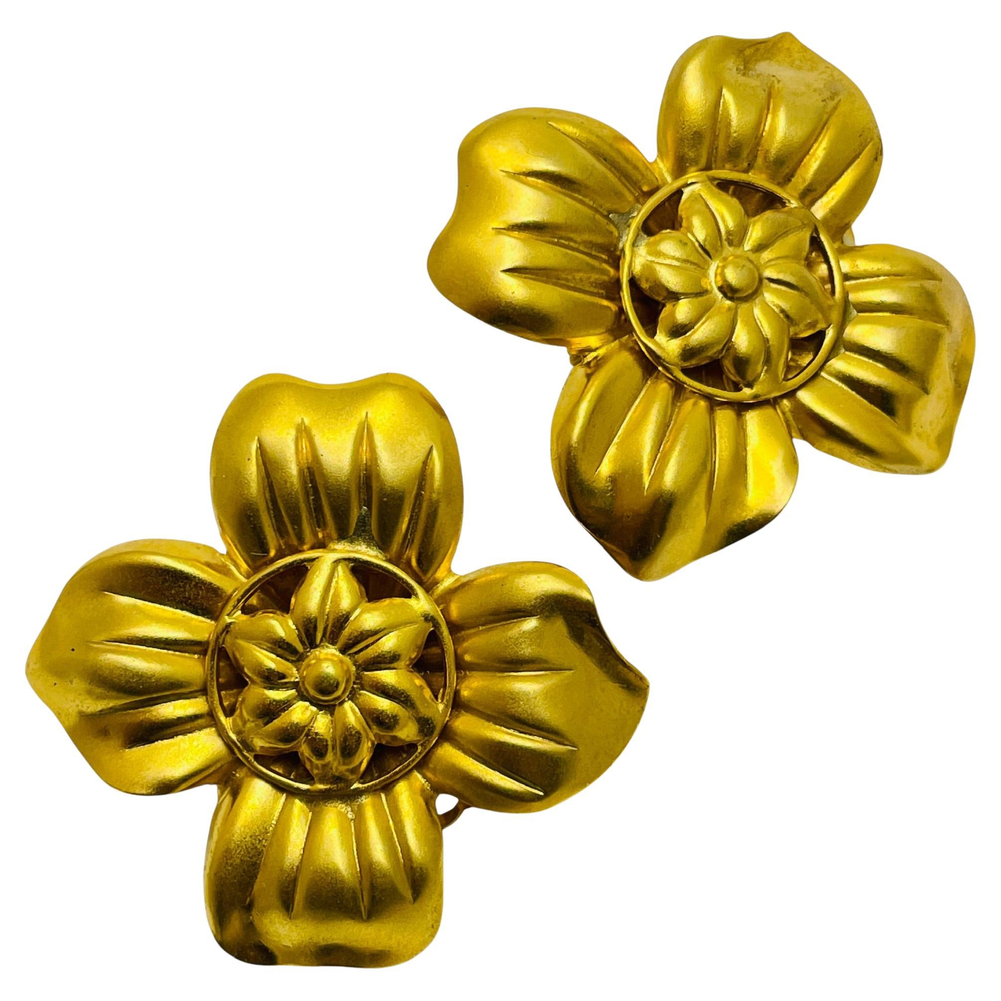 Orecchini a clip di design a forma di fiore in tonalità oro vintage