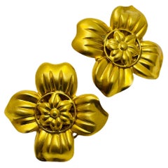 Pendientes de clip de diseño vintage de flor en tono dorado