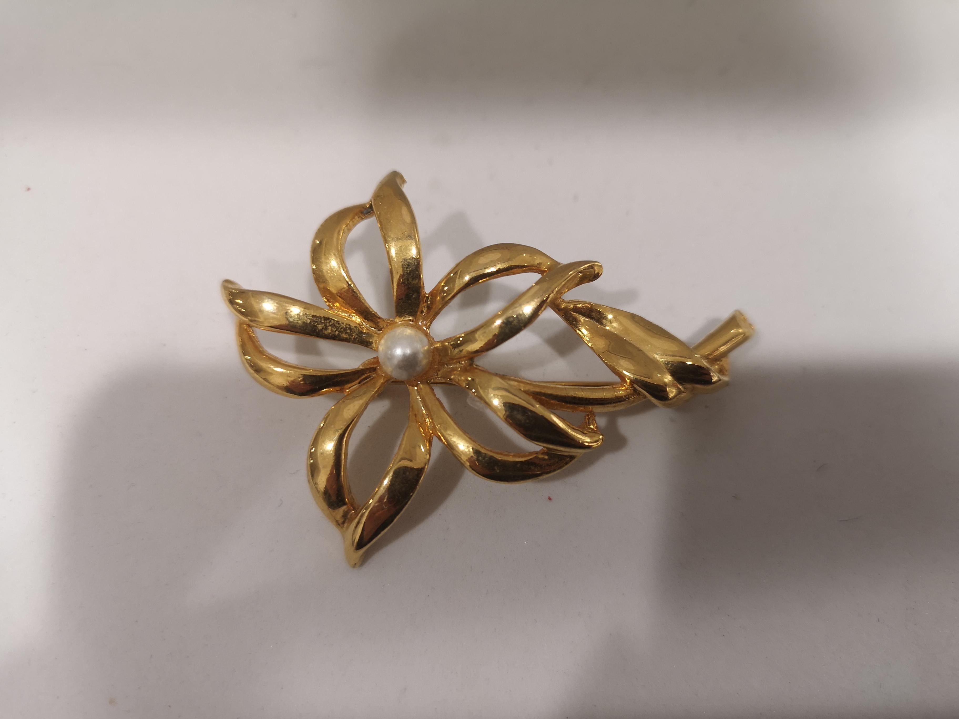 Vintage gold tone flower with faux white pearl brooch
7x4 cm