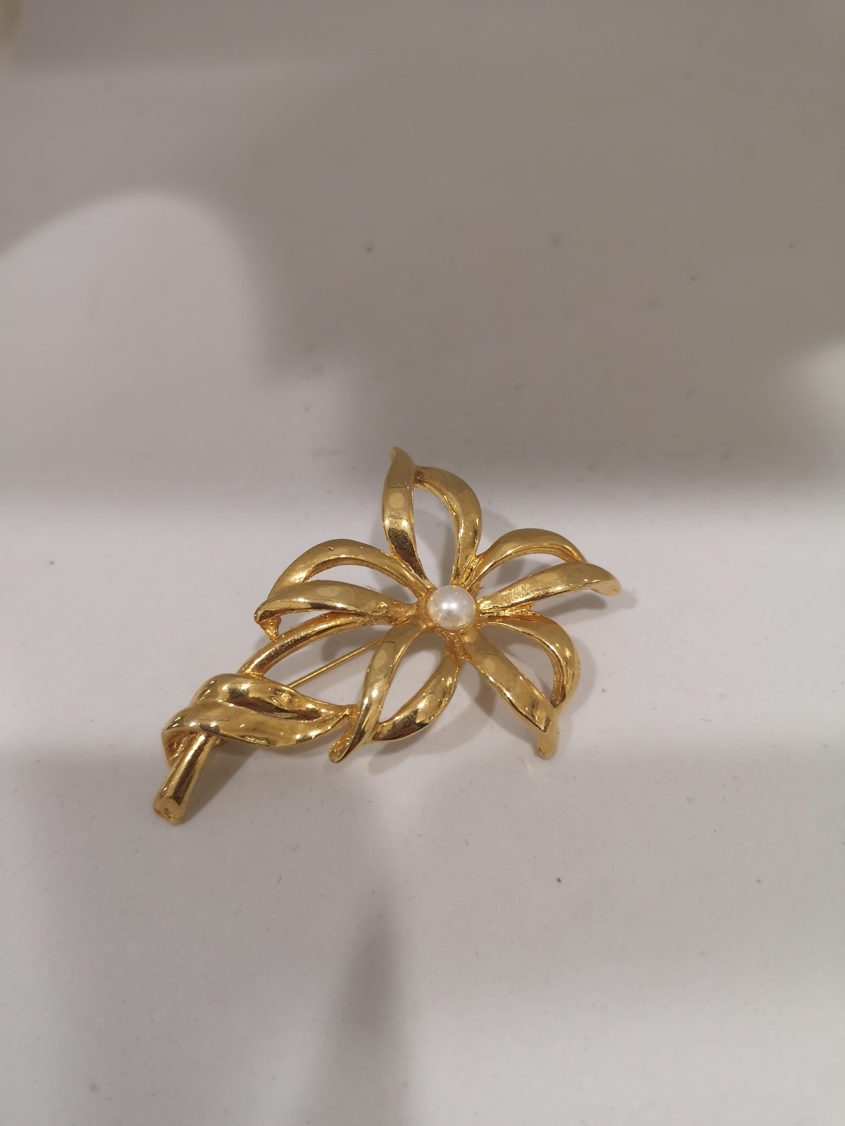 Vintage gold tone flower with faux white pearl brooch In Good Condition In Capri, IT