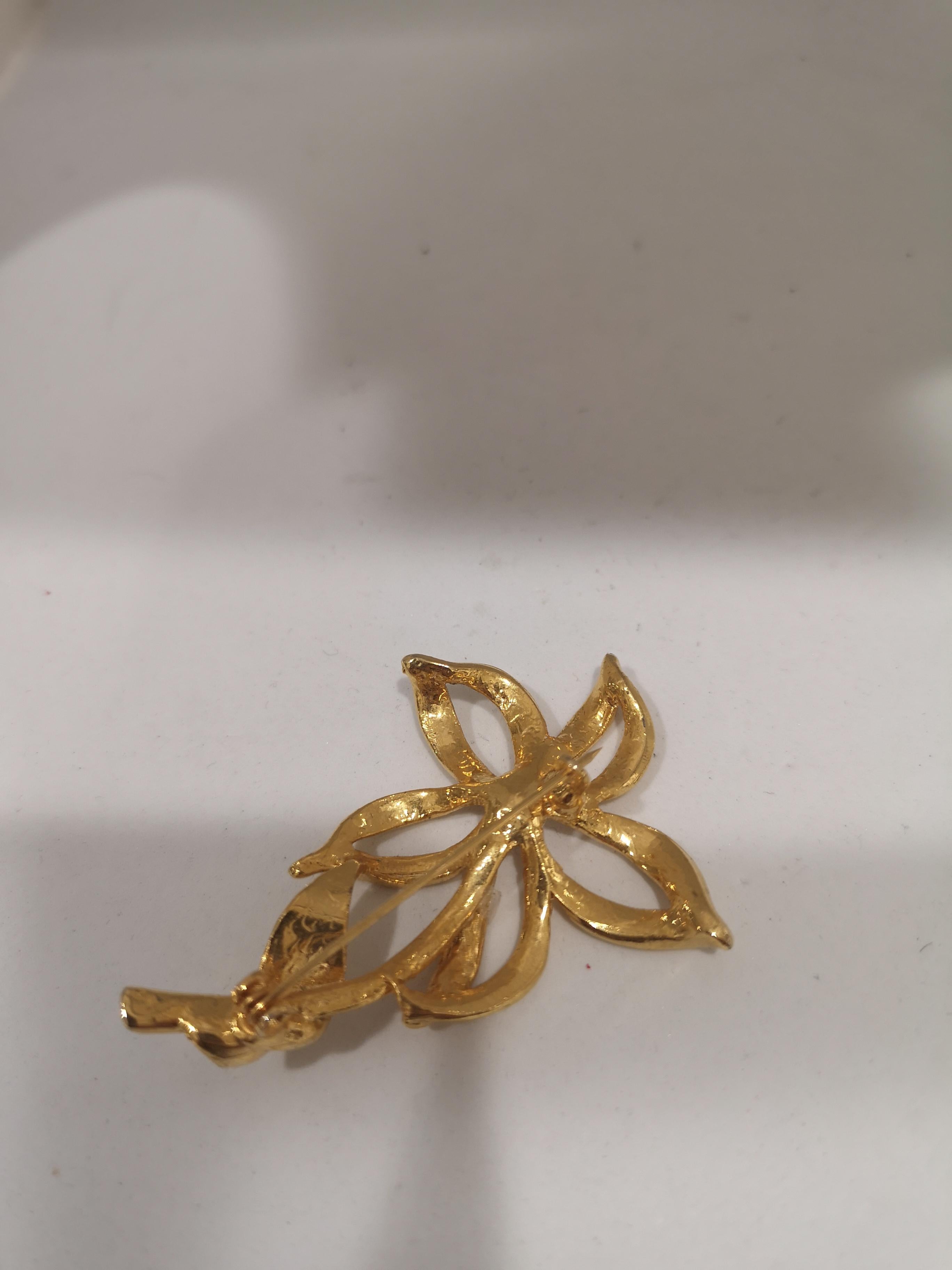 Women's or Men's Vintage gold tone flower with faux white pearl brooch