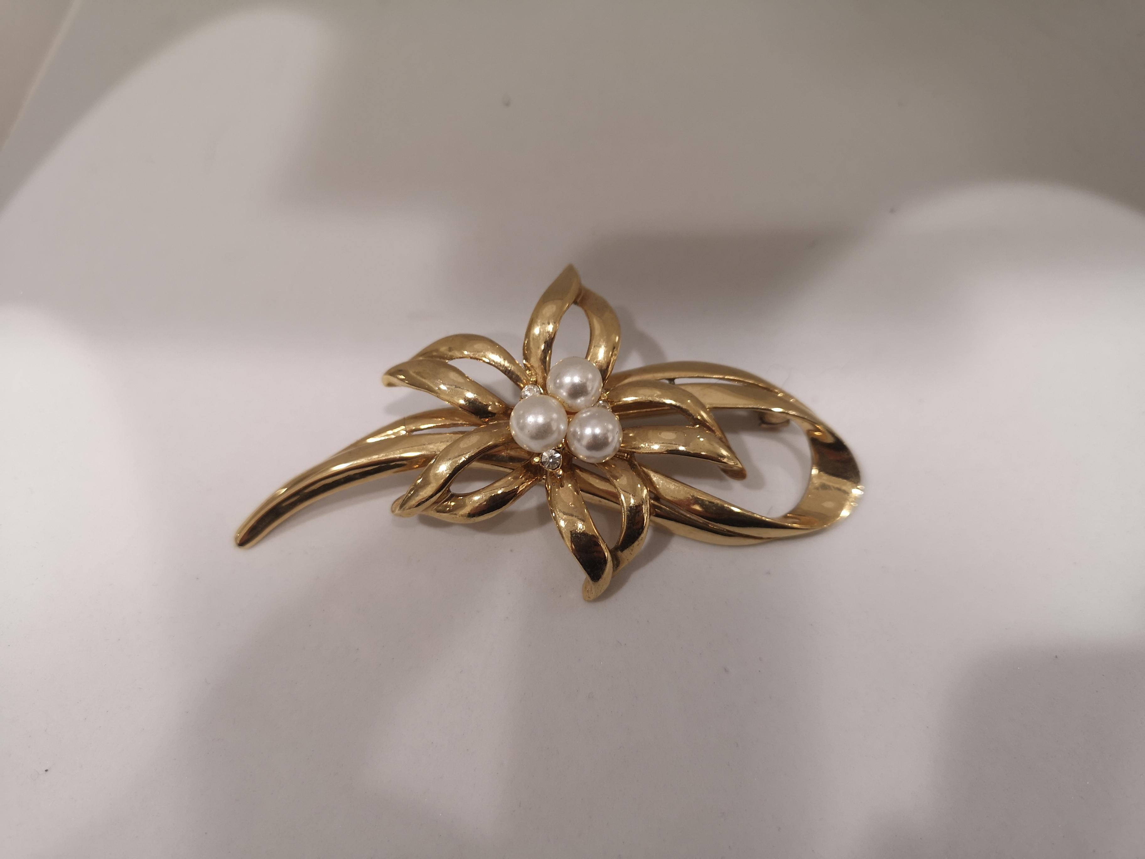 Vintage gold tone flower with white faux pearls brooch
9 x 4,5 cm