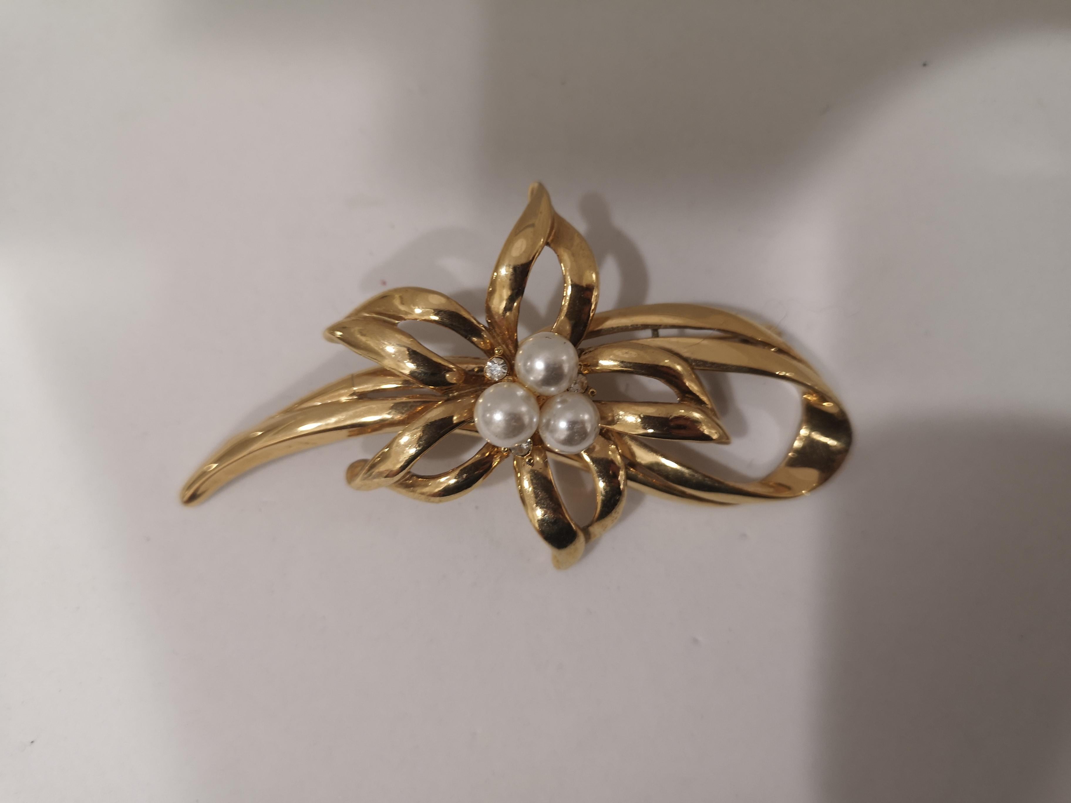 Vintage gold tone flower with white faux pearls brooch In Good Condition In Capri, IT