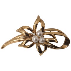 Vintage gold tone flower with white faux pearls brooch