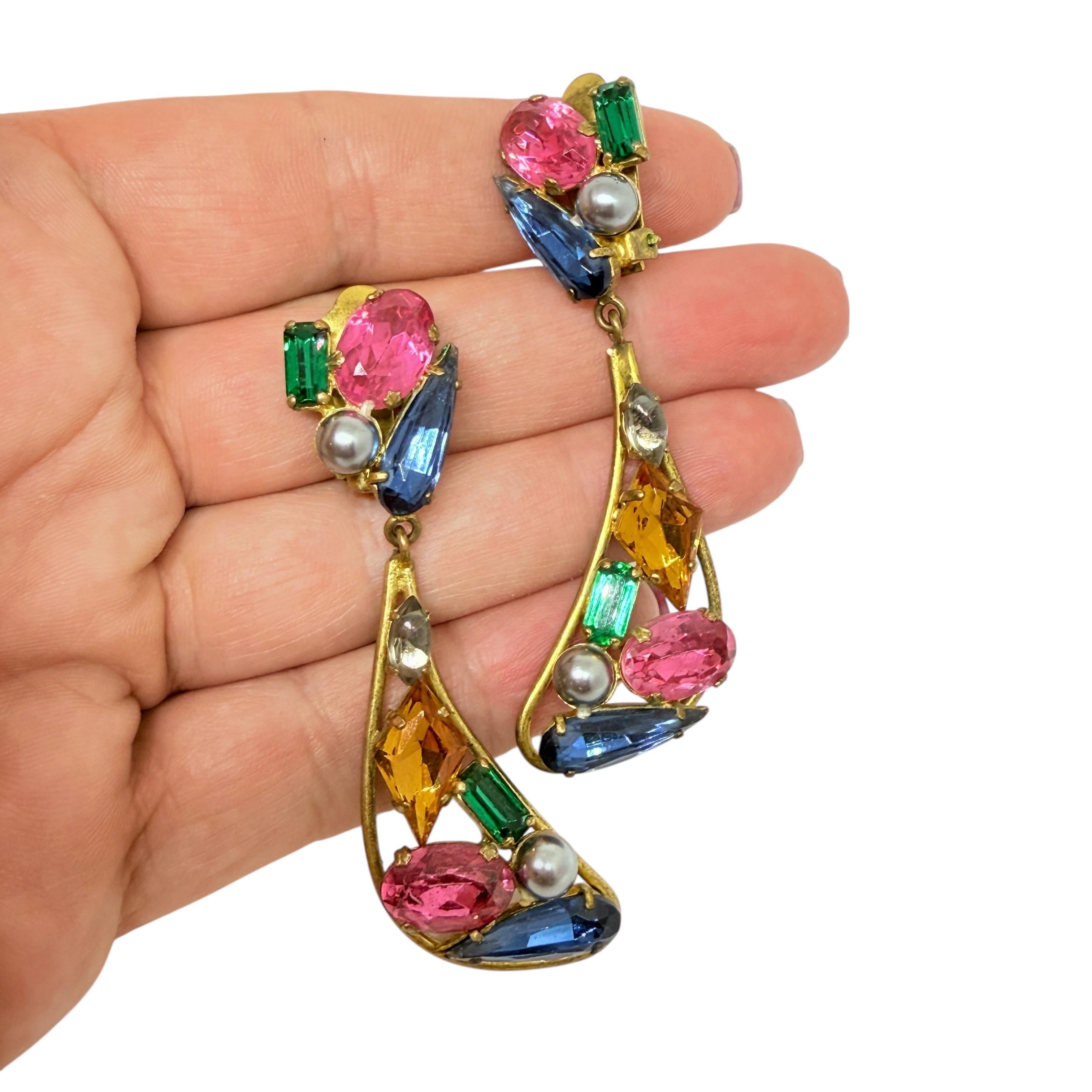 DETAILS

- • ohne Vorzeichen 

- • goldfarben mit Glas 

- • Vintage-Designer-Ohrringe
 
MASSNAHMEN  

- • CONDIT

- •  sehr guter Vintage-Zustand mit minimalen Gebrauchsspuren 

 Sku 53

❤️❤️   VINTAGE-DESIGNER-SCHMUCK   ❤️❤️

❤️❤️  ALEXANDER'S