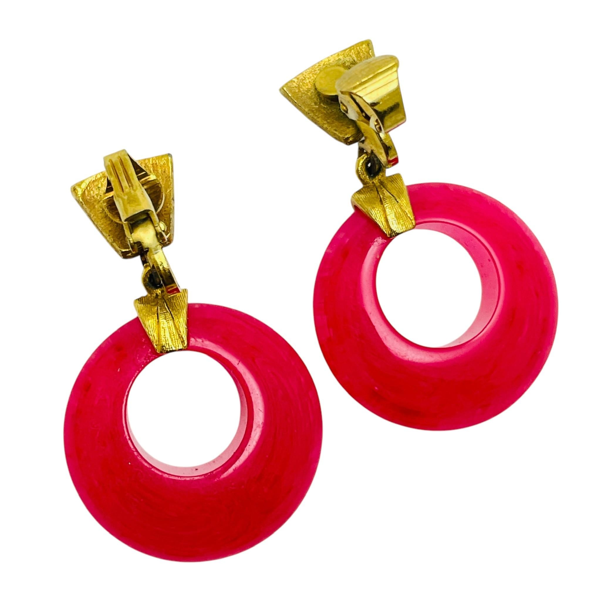 Conjunto brazalete brazalete clip pendientes resina rosa fucsia tono oro vintage en Bueno estado para la venta en Palos Hills, IL
