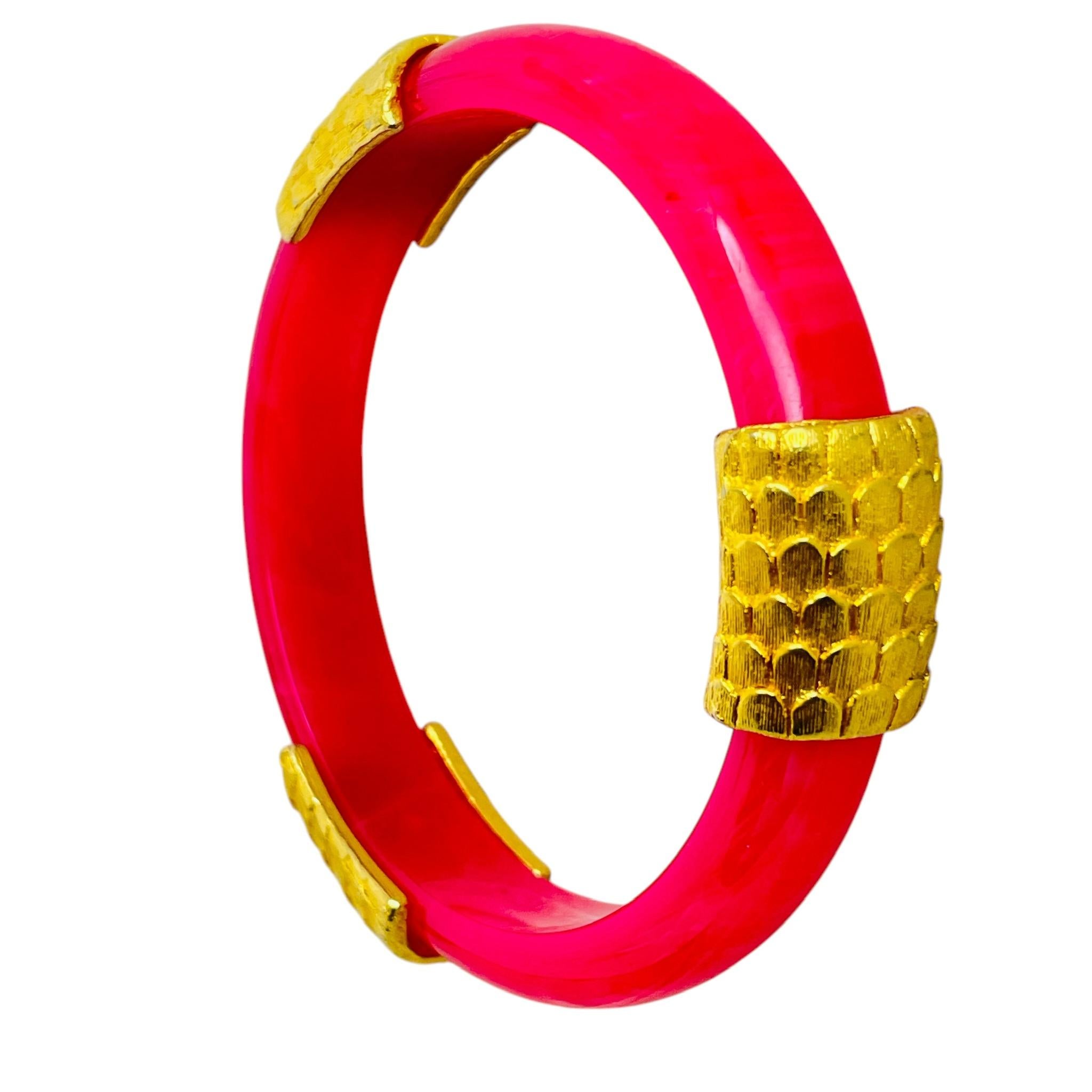 De las mujeres Conjunto brazalete brazalete clip pendientes resina rosa fucsia tono oro vintage en venta