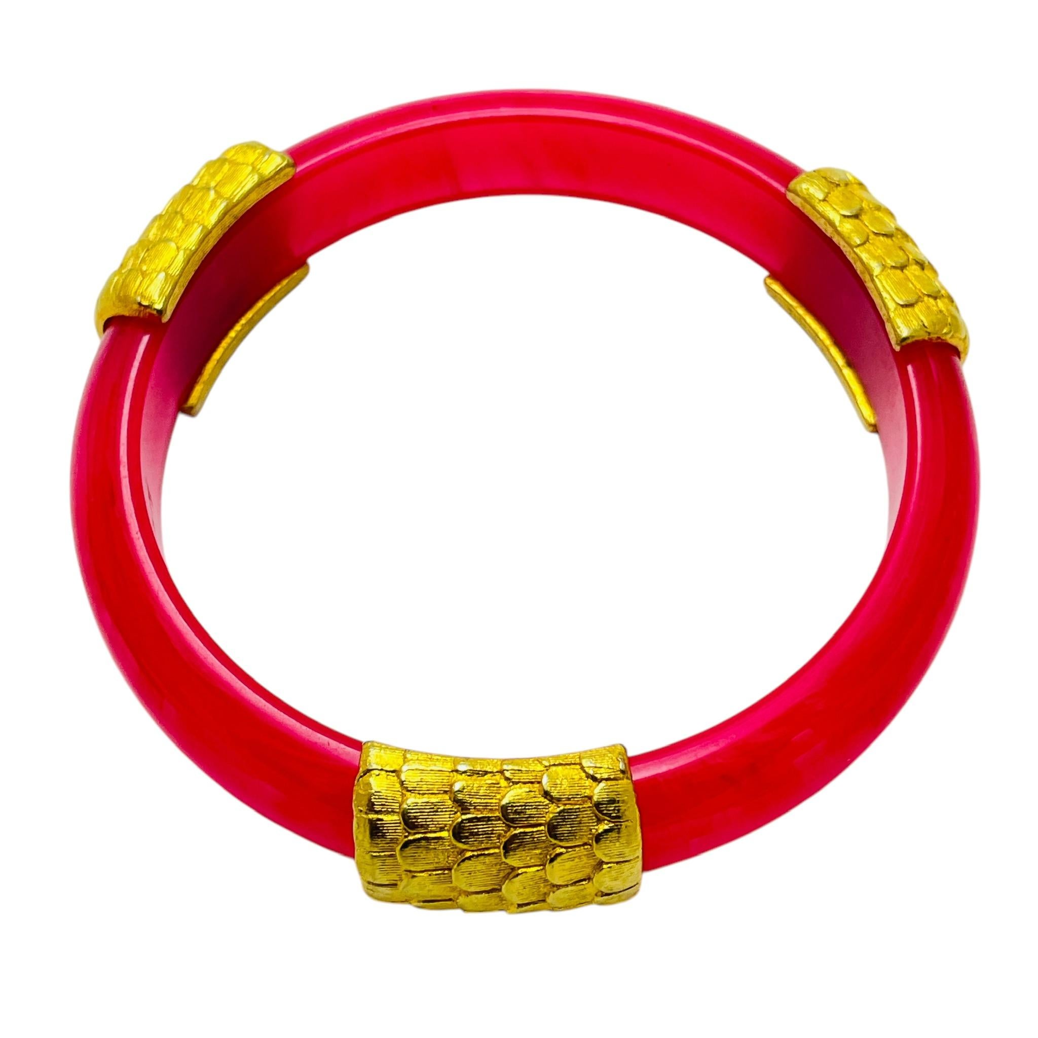 Conjunto brazalete brazalete clip pendientes resina rosa fucsia tono oro vintage en venta 1
