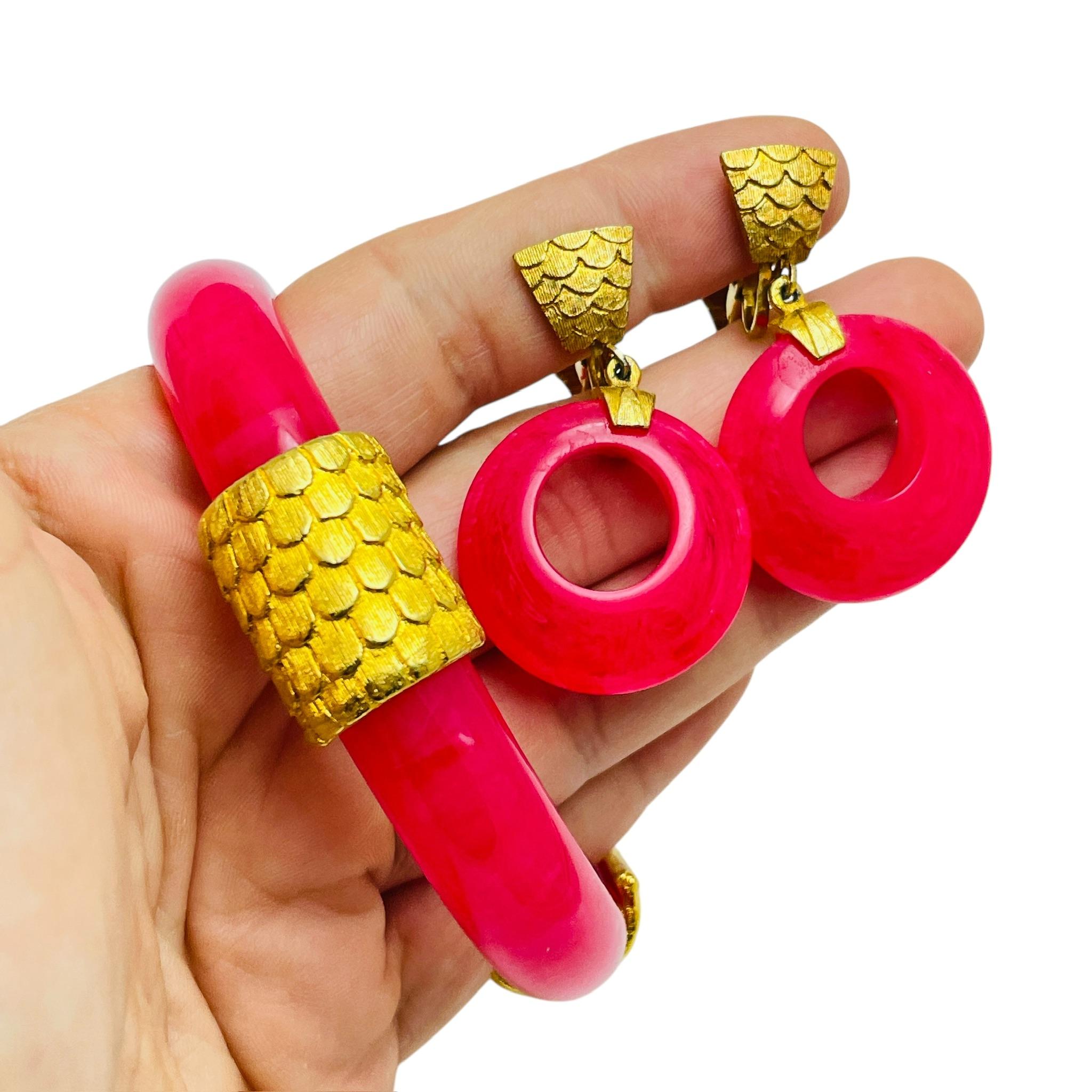 Conjunto brazalete brazalete clip pendientes resina rosa fucsia tono oro vintage en venta 2