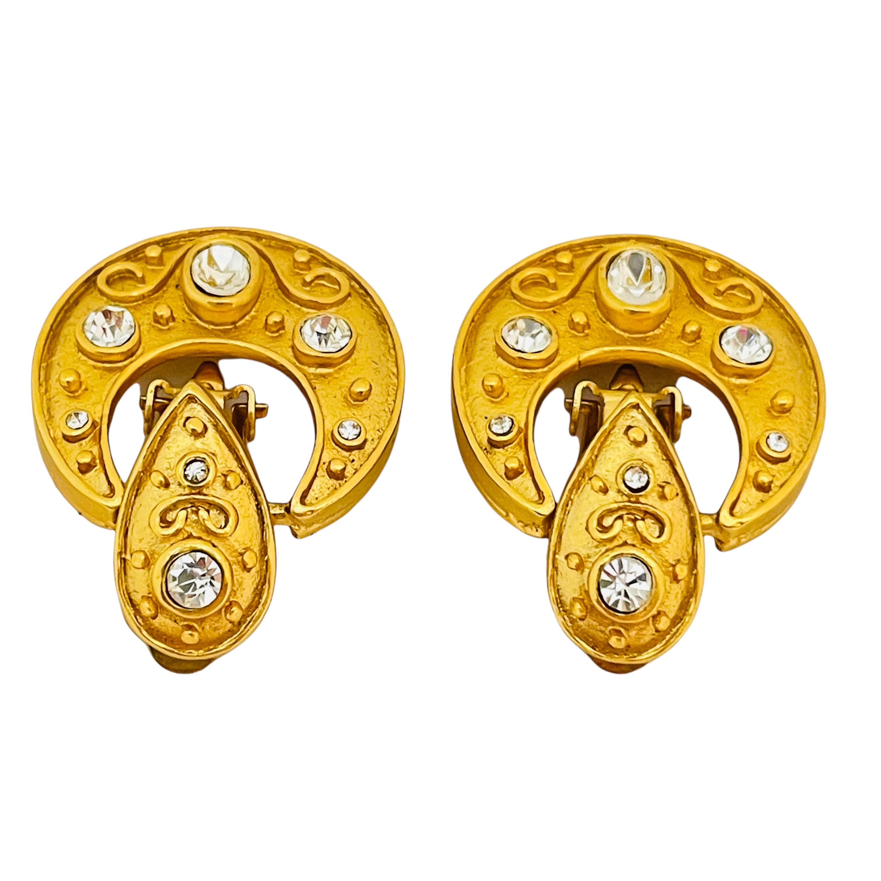 Vintage gold tone glass Etruscan style door knocker clip on designer earrings In Good Condition For Sale In Palos Hills, IL