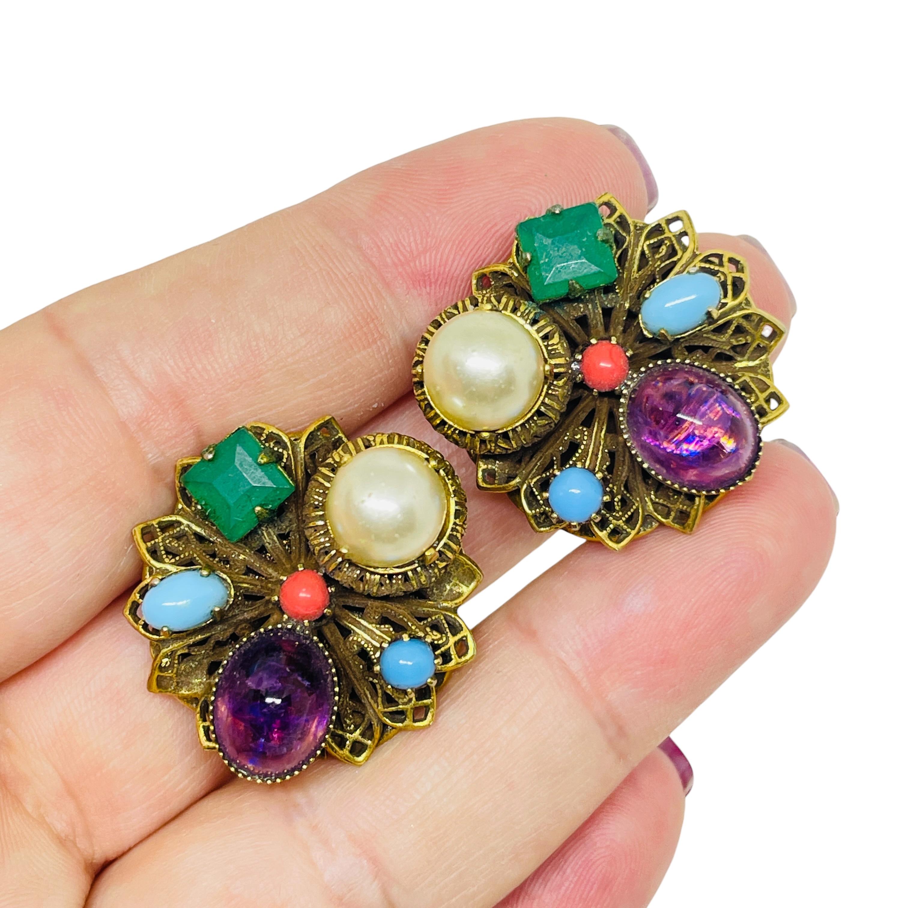 DETAILS

• unsigned 

• gold tone with glass stones

• vintage designer earrings
 
MEASUREMENTS  

• CONDITION

•  very good vintage condition with minimal signs of wear 

 Sku 54

❤️❤️   VINTAGE DESIGNER JEWELRY   ❤️❤️

❤️❤️  ALEXANDER’S BOUTIQUE 