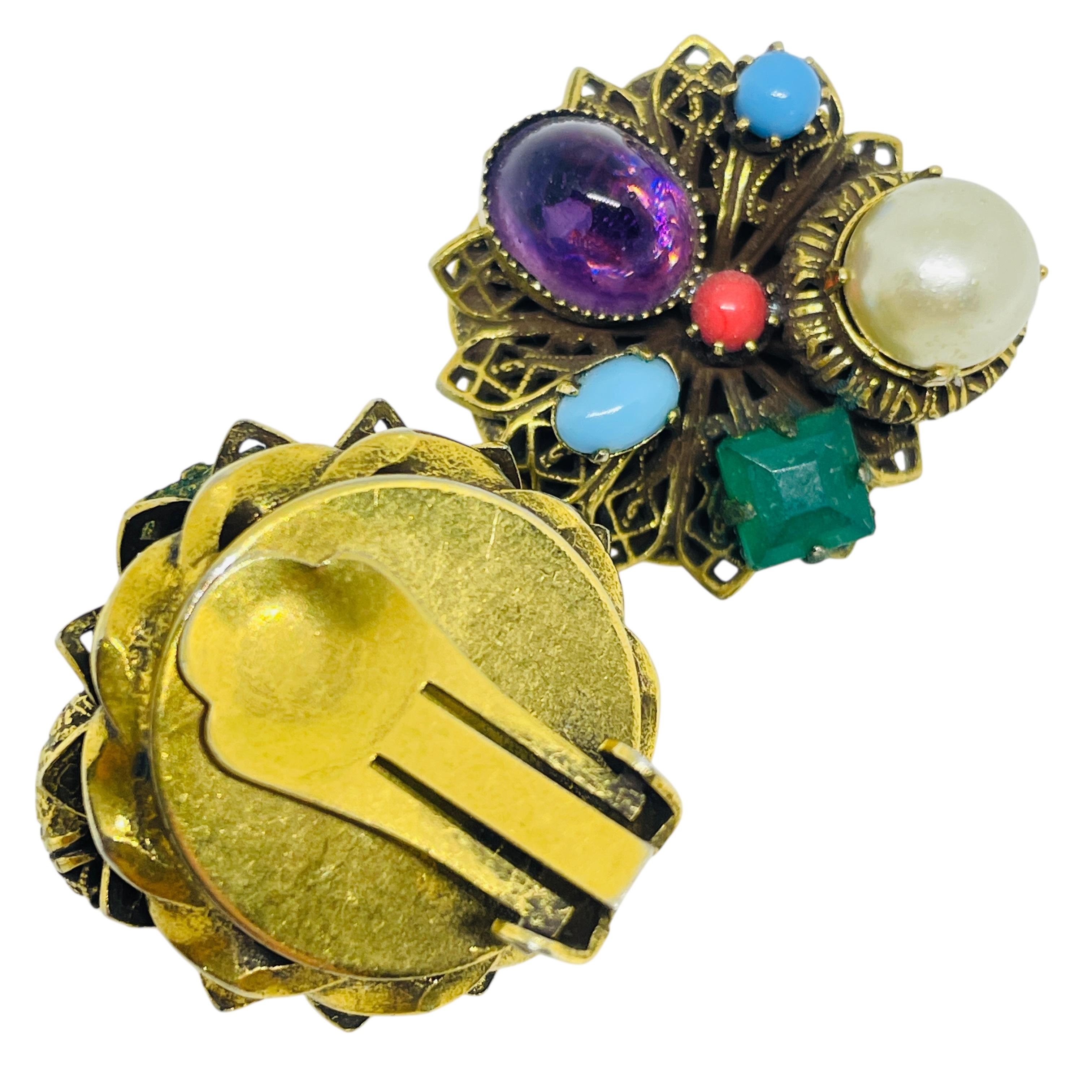 Vintage gold tone glass gemstones 70's designer clip on earrings In Good Condition For Sale In Palos Hills, IL