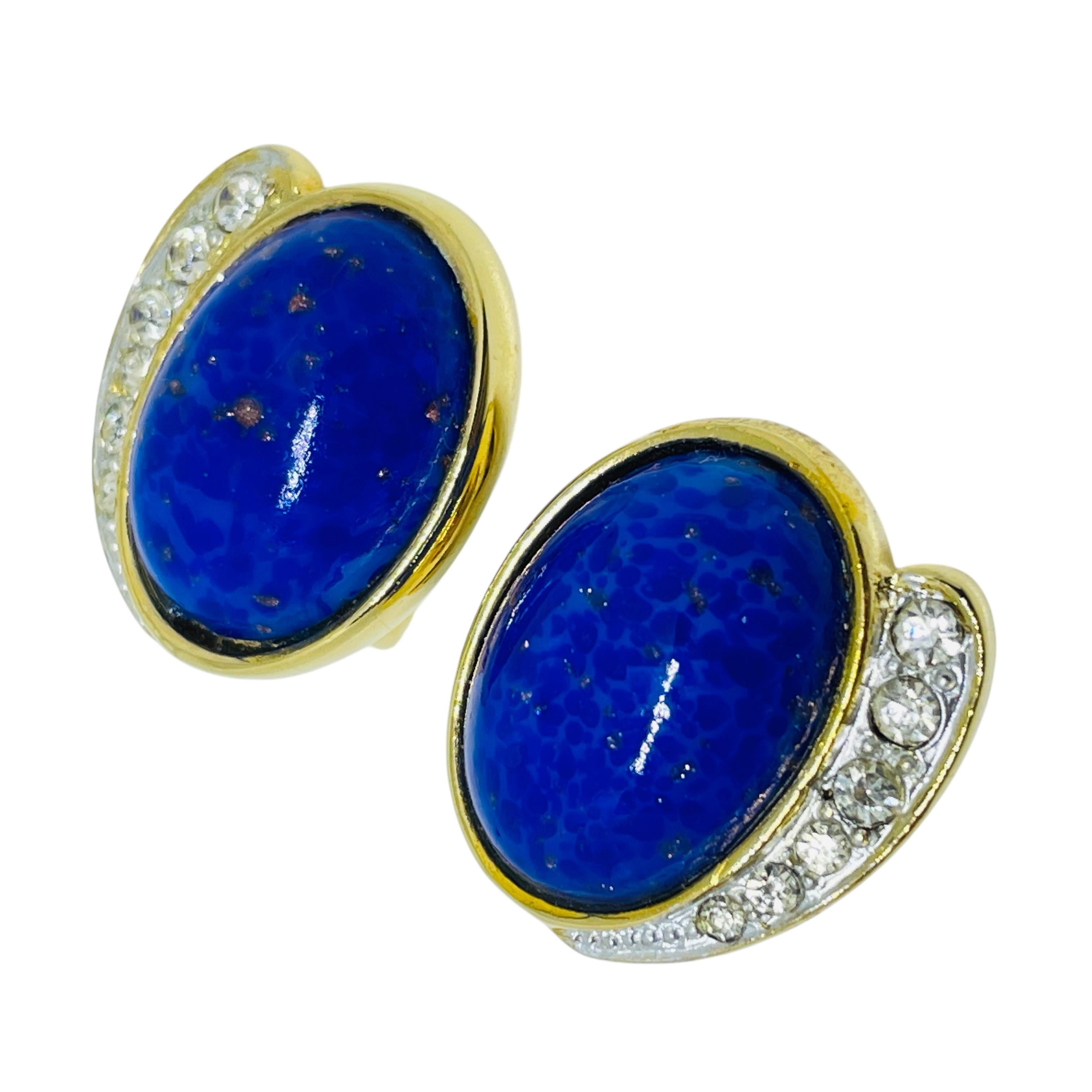 DETAILS

• unsigned

• gold tone with glass stones 

• vintage designer earrings

MEASUREMENTS

•

CONDITION

• very good vintage condition with minimal signs of wear

Sku 50

❤️❤️ VINTAGE DESIGNER JEWELRY ❤️❤️

❤️❤️ ALEXANDER’S BOUTIQUE ❤️❤️