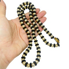 Collier de créateur vintage composé de perles de verre dorées et de perles noires