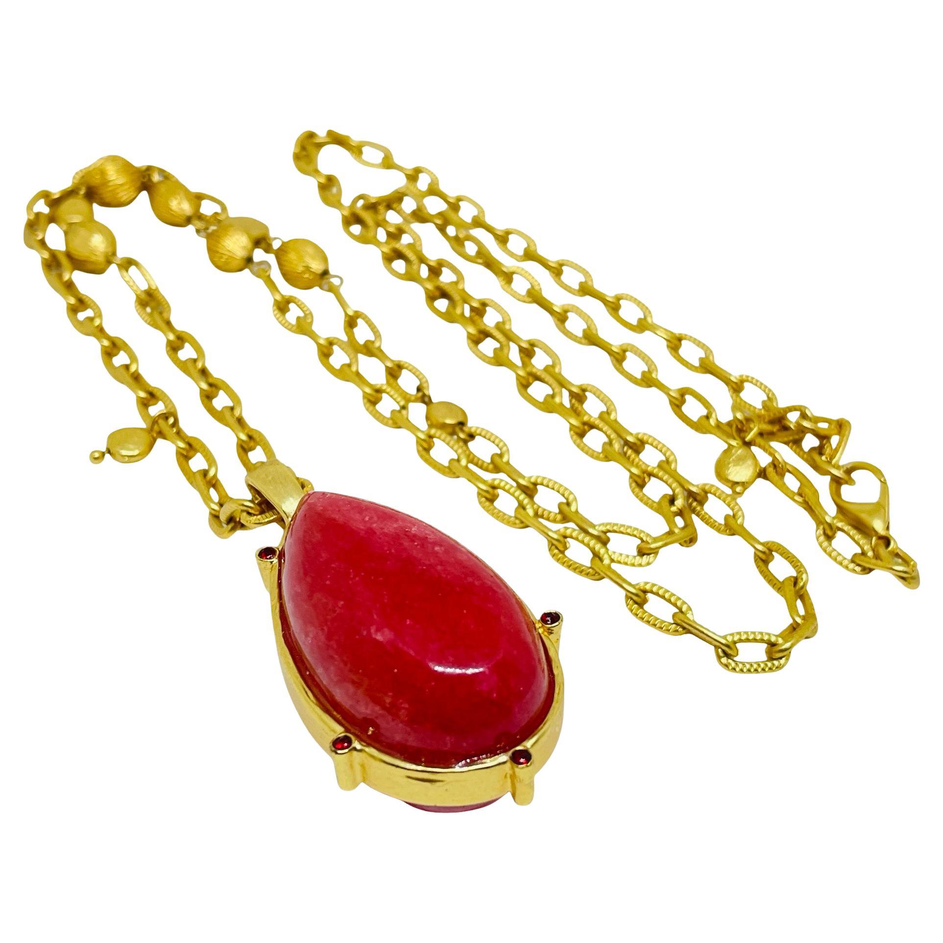 Collier vintage avec pendentif en verre doré et longue chaîne de créateur en vente