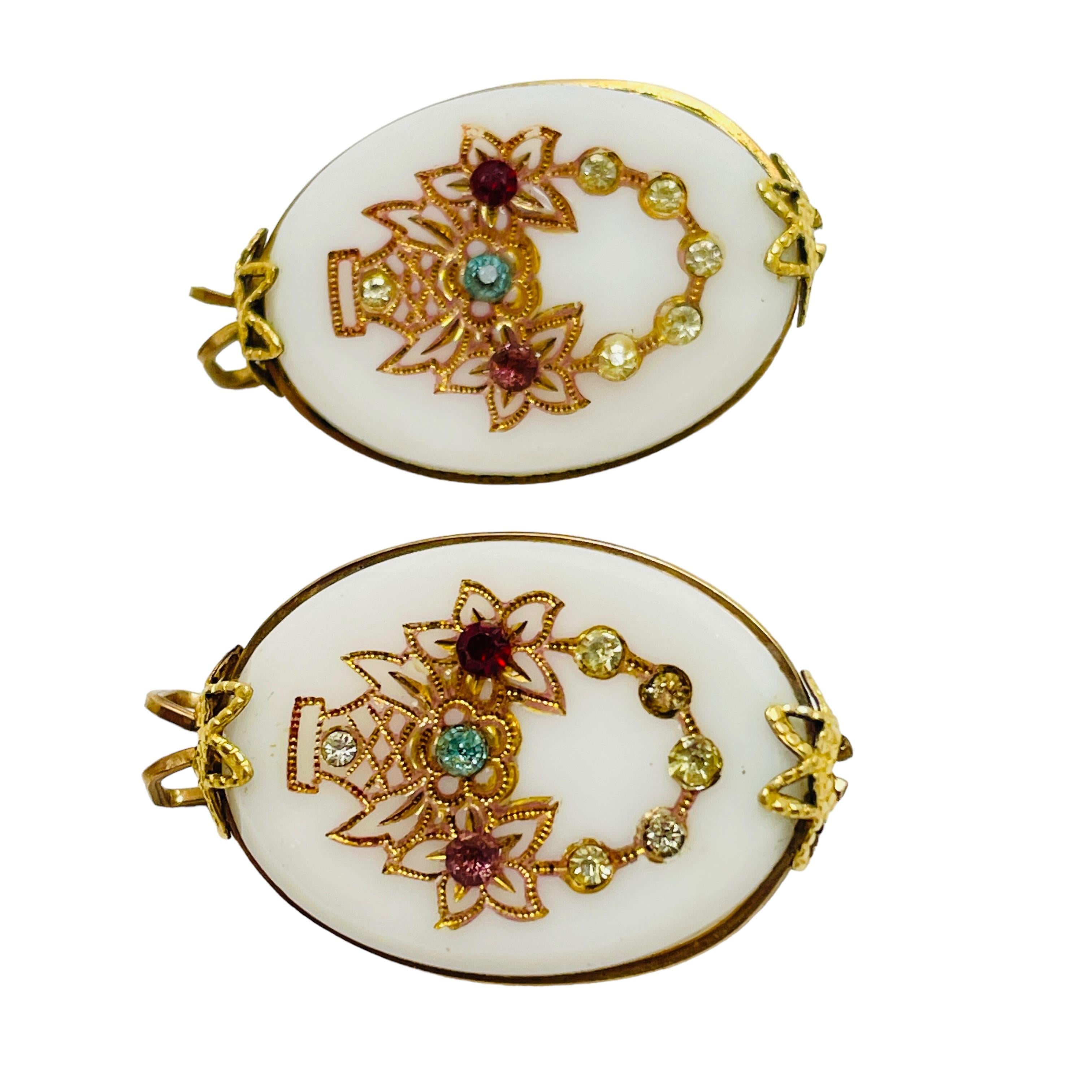 DETAILS

- • ohne Vorzeichen  

- • goldfarben mit Glas und Strasssteinen

- • Vintage-Designer-Ohrringe

MASSNAHMEN  

- • 

CONDIT

- •  sehr guter Vintage-Zustand mit minimalen Gebrauchsspuren 

 Sku 45

❤️❤️  VINTAGE-DESIGNER-SCHMUCK ❤️❤️

❤️❤️ 
