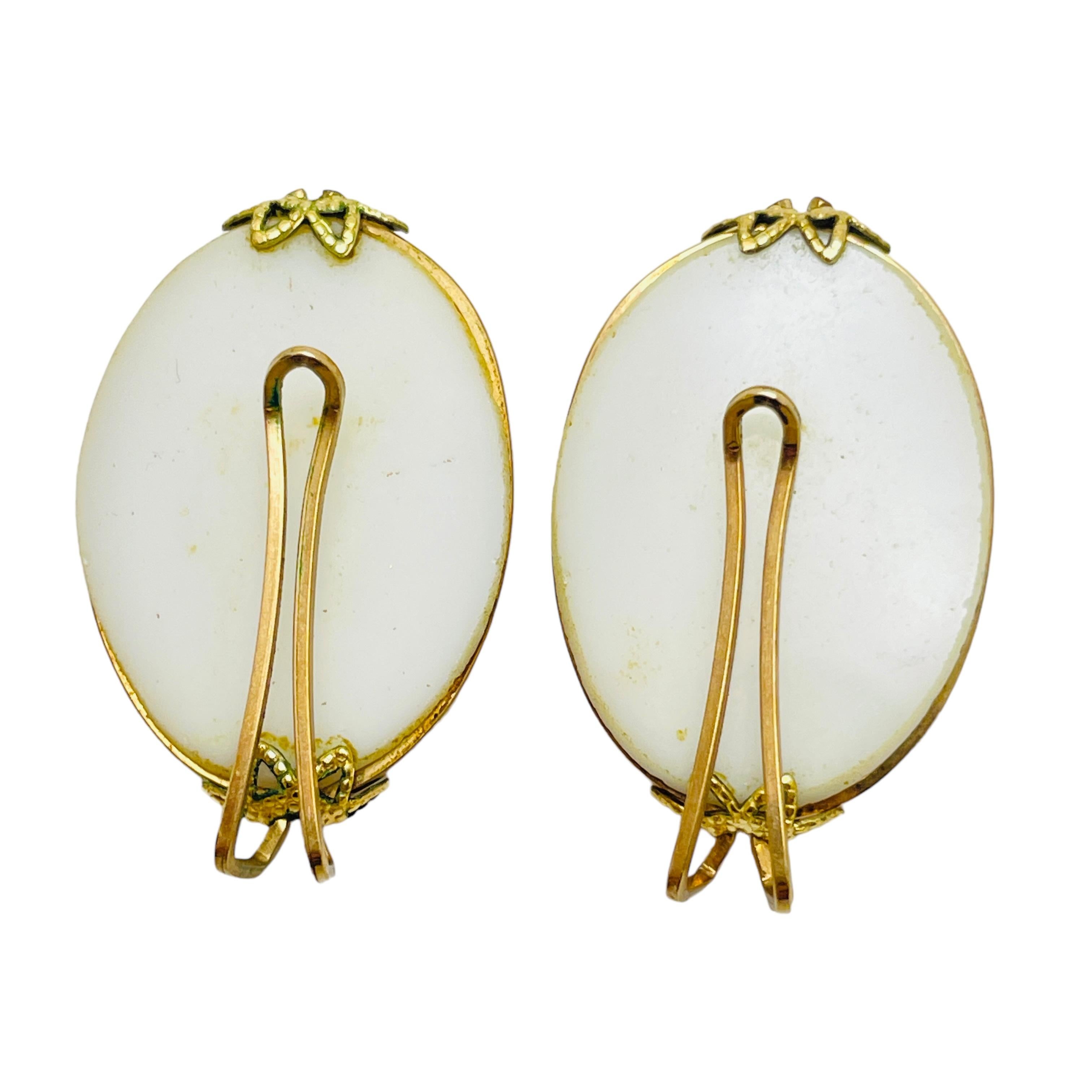 Designer-Ohrclips in Goldtönen aus Glas mit Strasssteinen in Designer-Optik im Zustand „Gut“ im Angebot in Palos Hills, IL
