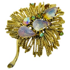 Broche de créateur vintage en pierres de verre dorées.