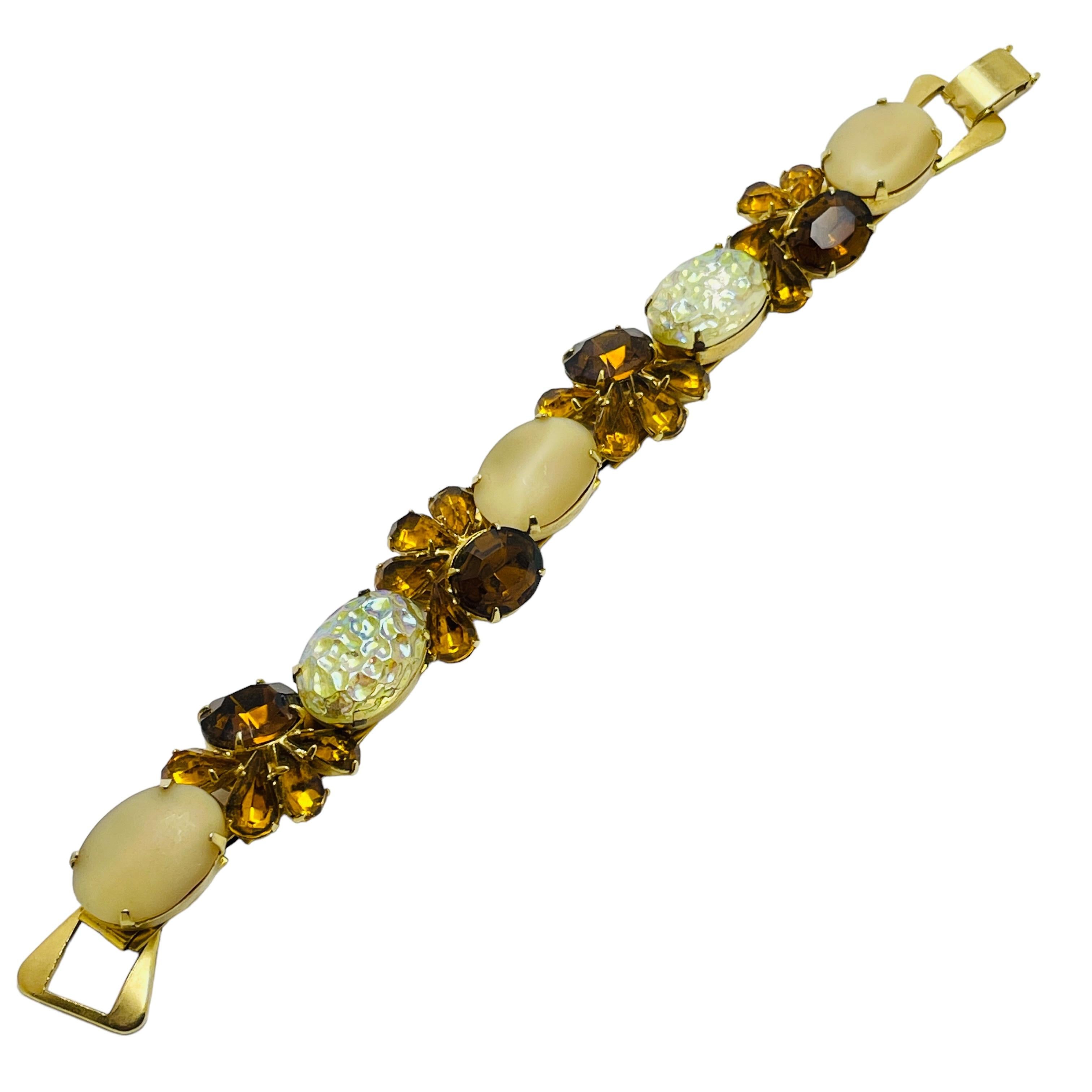 DÉTAILS

• non signé    

• ton or avec pierres de verre

• bracelet design vintage

MESURES  

• 

CONDITION

•  très bon état vintage avec peu de signes d'usure 

 Sku 45

❤️❤️  BIJOUX VINTAGE DE CRÉATEURS ❤️❤️

❤️❤️  ALEXANDER'S BOUTIQUE  ❤️❤️