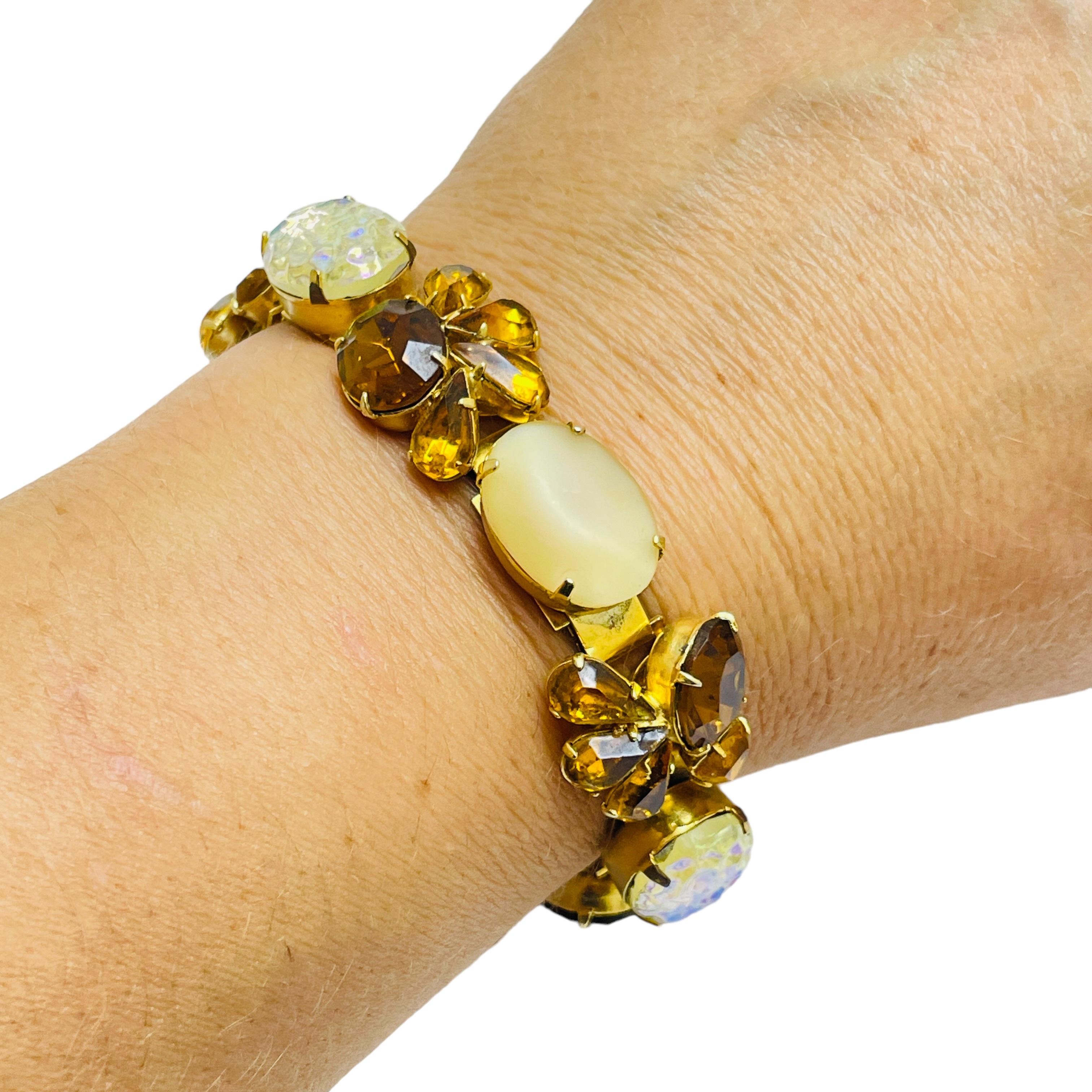 Bracelet design vintage avec pierres en verre et tonalité dorée en vente 1