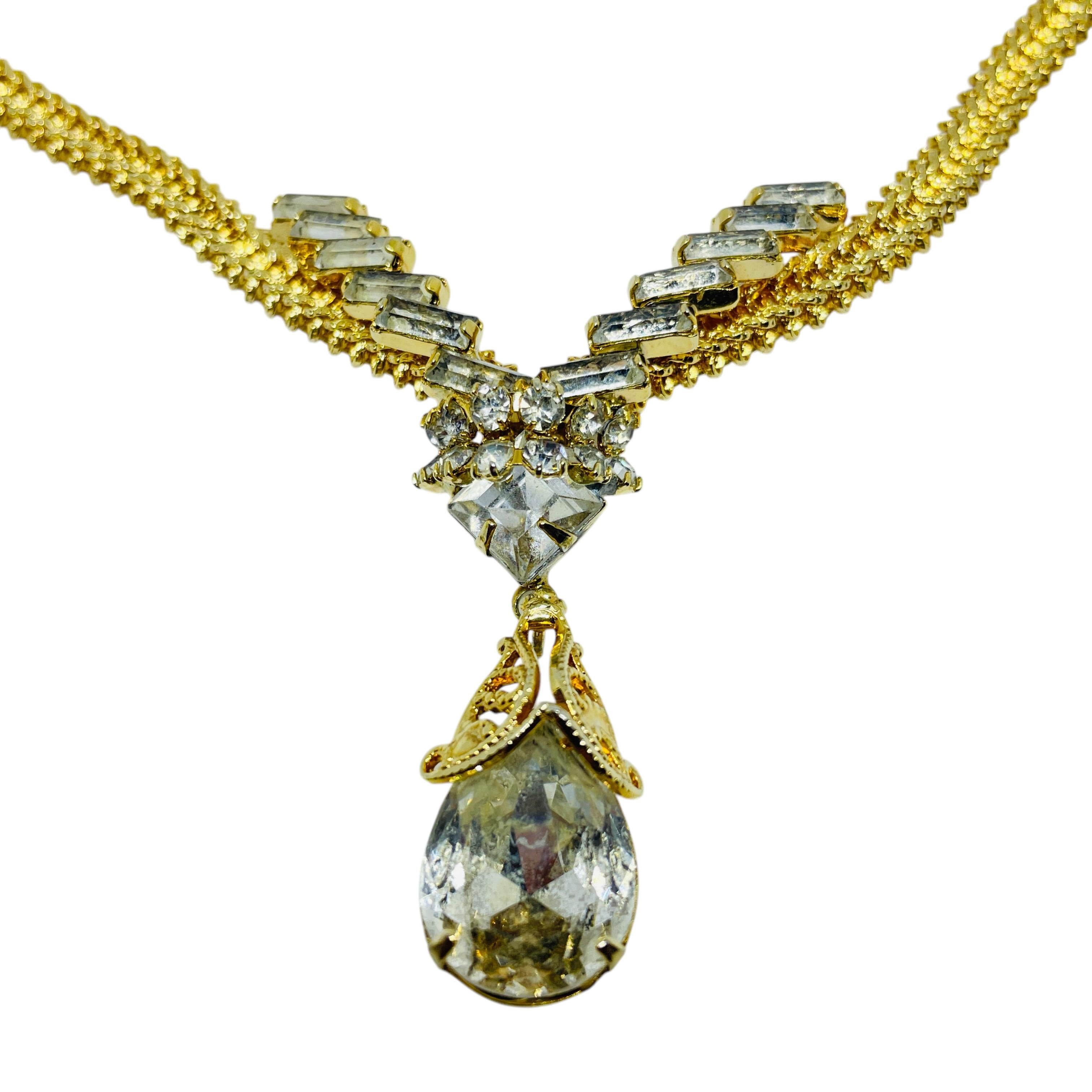 DETTAGLI

- senza segno

- tono oro con vetro

- collana di design vintage 

MISURE

-

CONDIZIONE

- ottime condizioni vintage con minimi segni di usura

Sku 51

❤️❤️ GIOIELLI VINTAGE DI DESIGN ❤️❤️

❤️❤️ ALEXANDER'S BOUTIQUE ❤️❤️