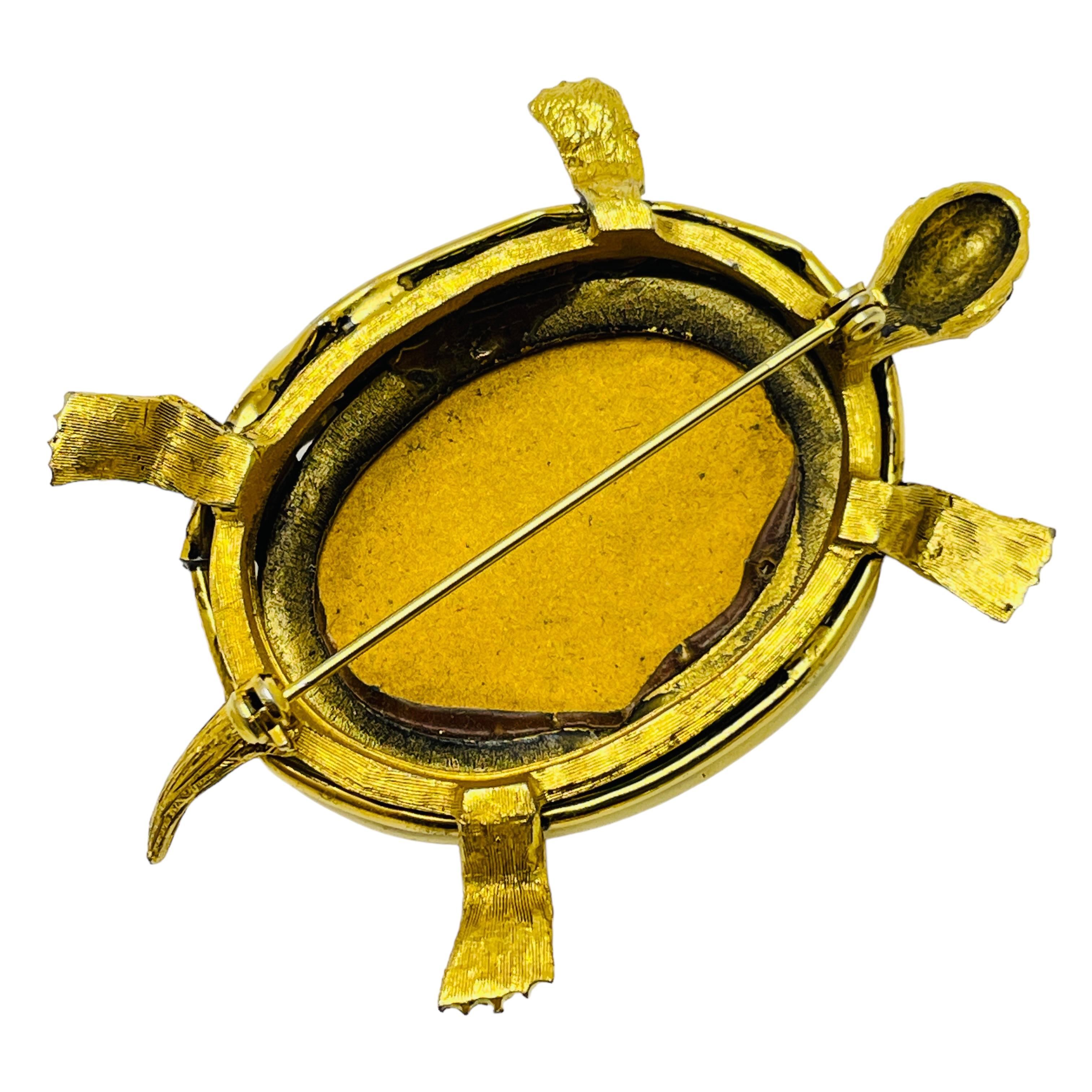 Vintage gold tone glass turtle designer brooch In Good Condition For Sale In Palos Hills, IL