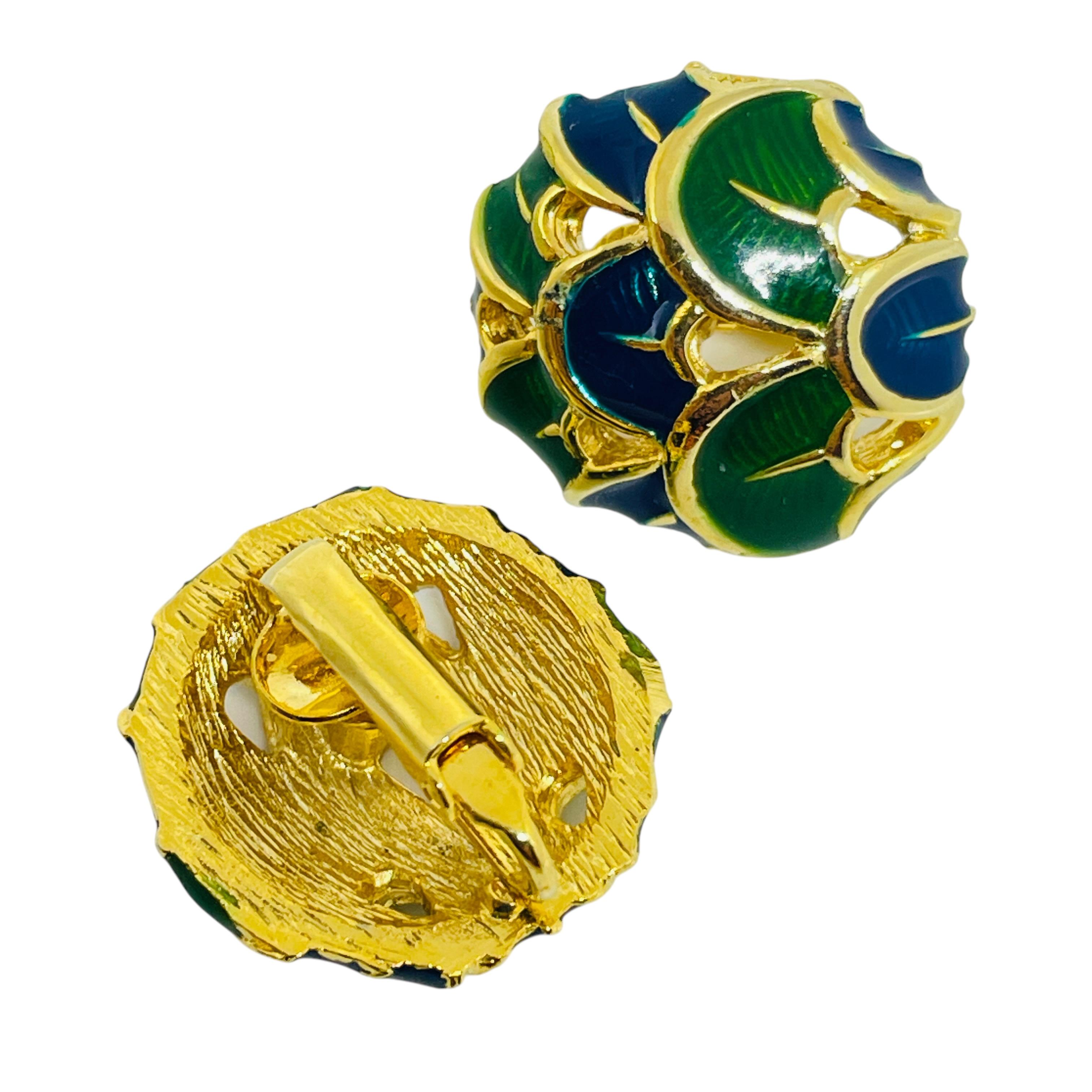 Vintage gold tone green blue enamel clip on earrings In Good Condition For Sale In Palos Hills, IL