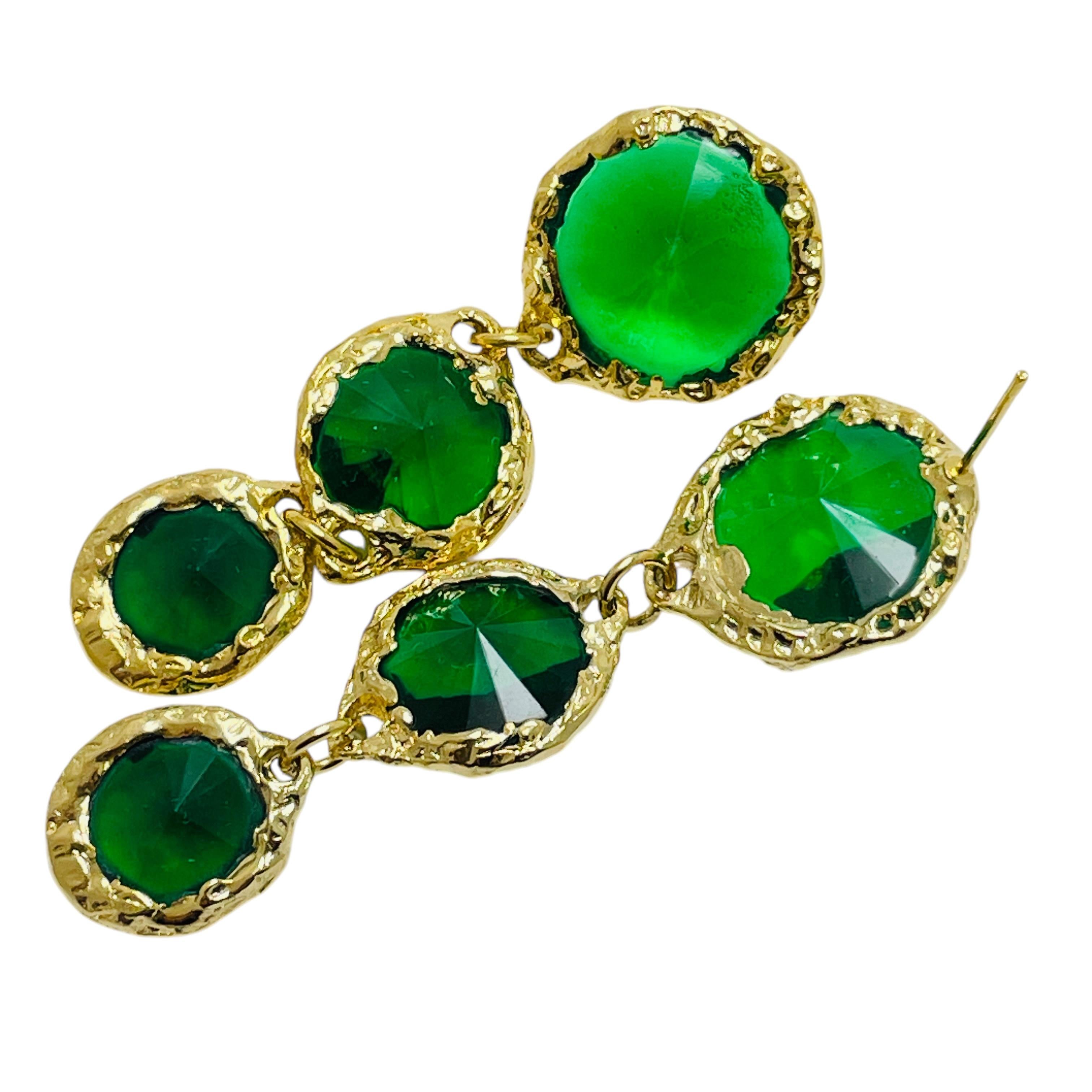 Vintage gold tone green dangle glass designer dangle pierced earrings In Good Condition For Sale In Palos Hills, IL