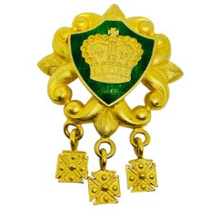 Spilla vintage di design con corona penzolante in smalto verde dorato