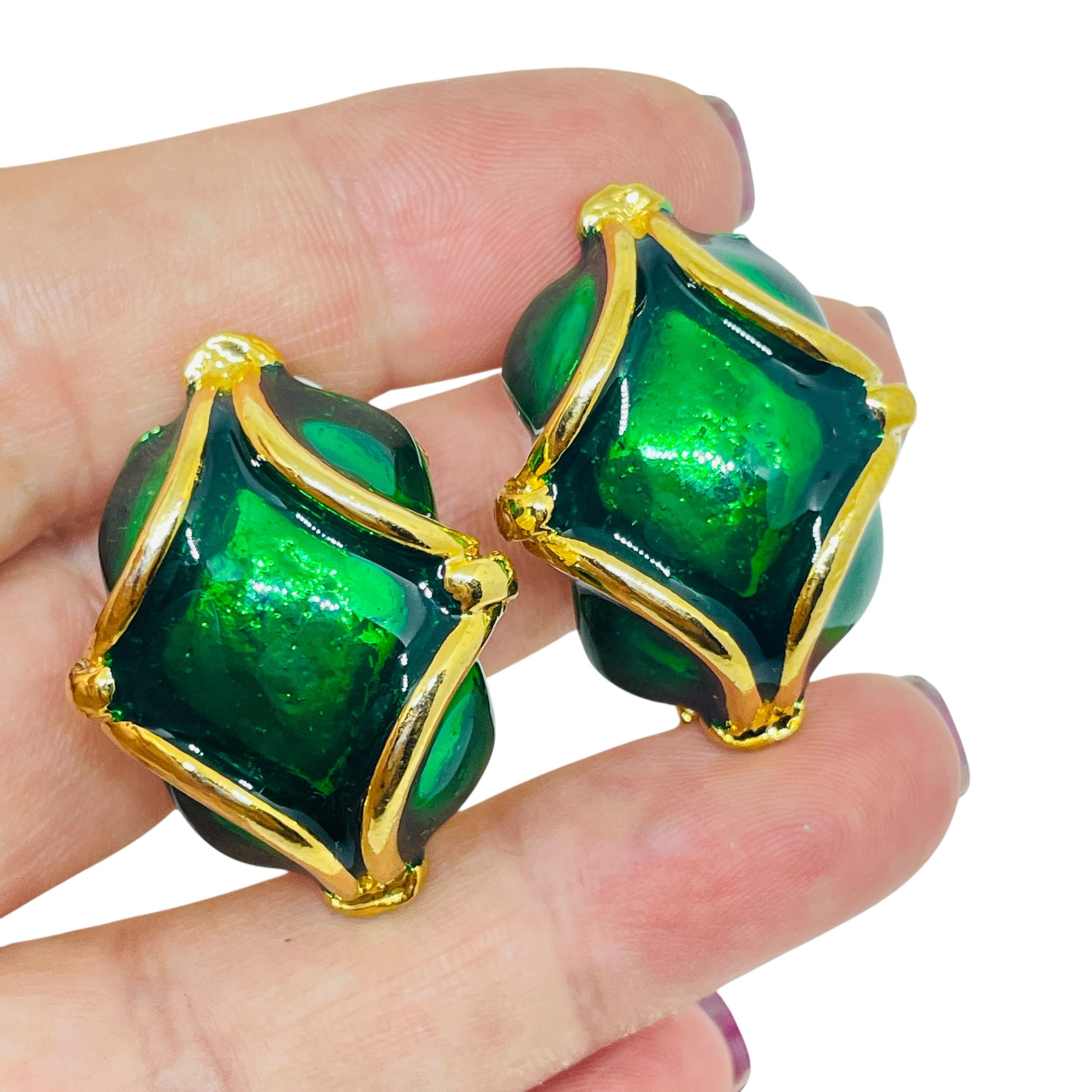 DETAILS

• unsigned

• gold tone with enamel 

• vintage designer earrings
 
MEASUREMENTS  

• CONDITION

•  very good vintage condition with minimal signs of wear 

 Sku 53

❤️❤️   VINTAGE DESIGNER JEWELRY   ❤️❤️

❤️❤️  ALEXANDER’S BOUTIQUE  ❤️❤️