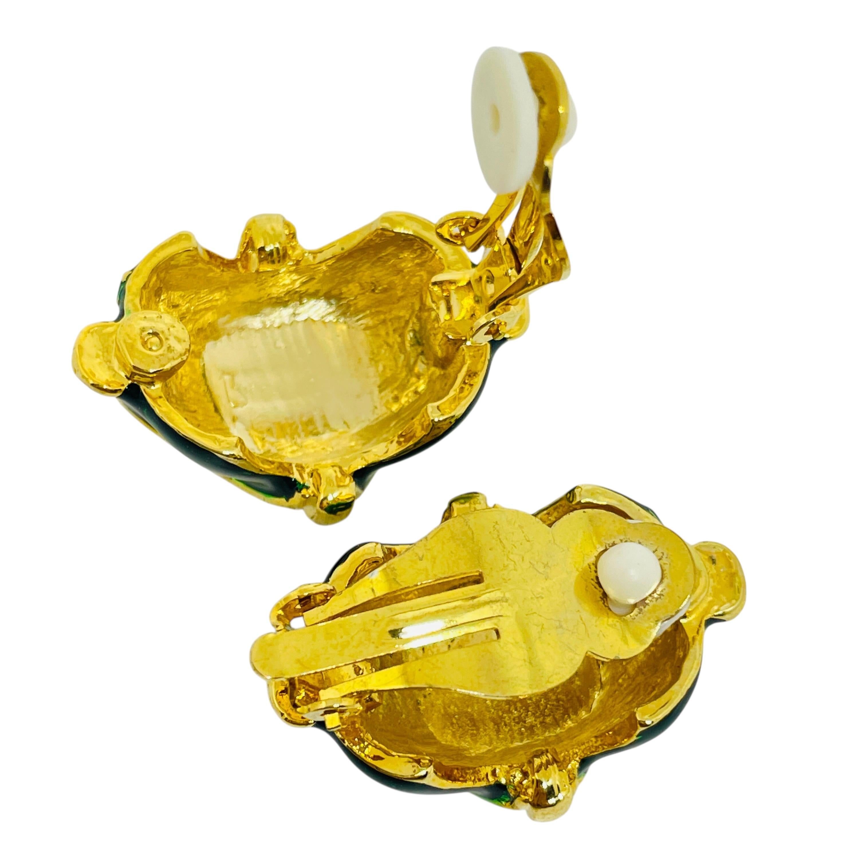 Vintage gold tone green enamel designer 80's clip on earrings In Good Condition For Sale In Palos Hills, IL