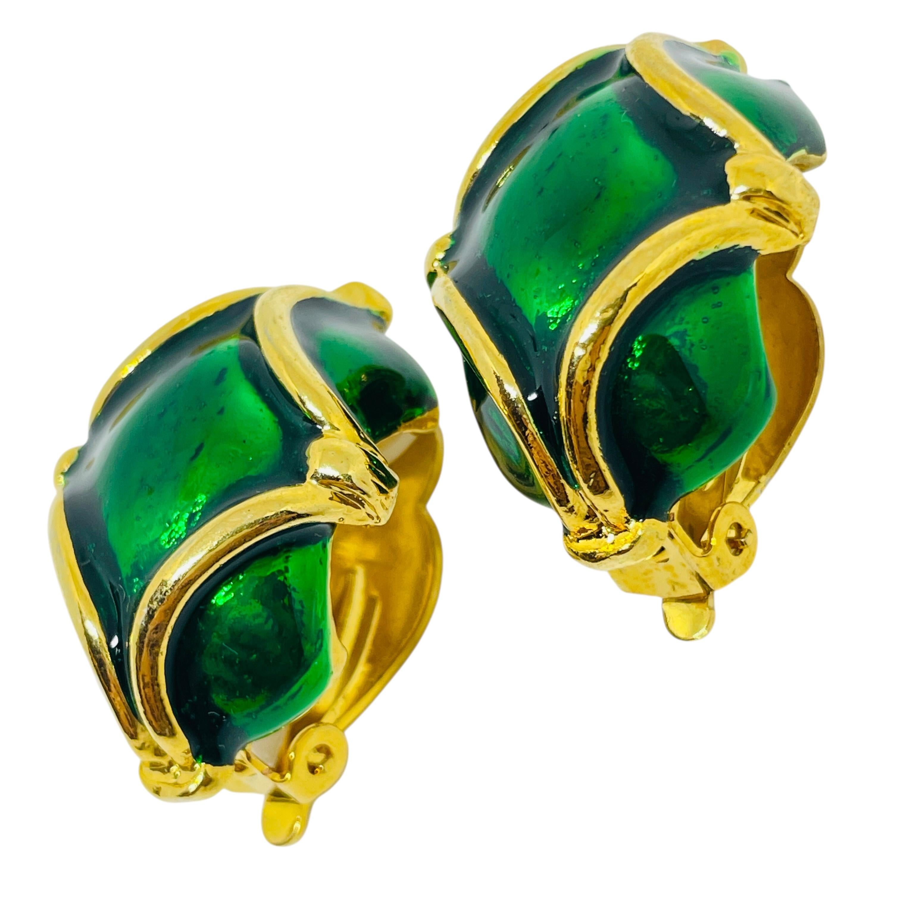 Women's or Men's Vintage gold tone green enamel designer 80's clip on earrings For Sale