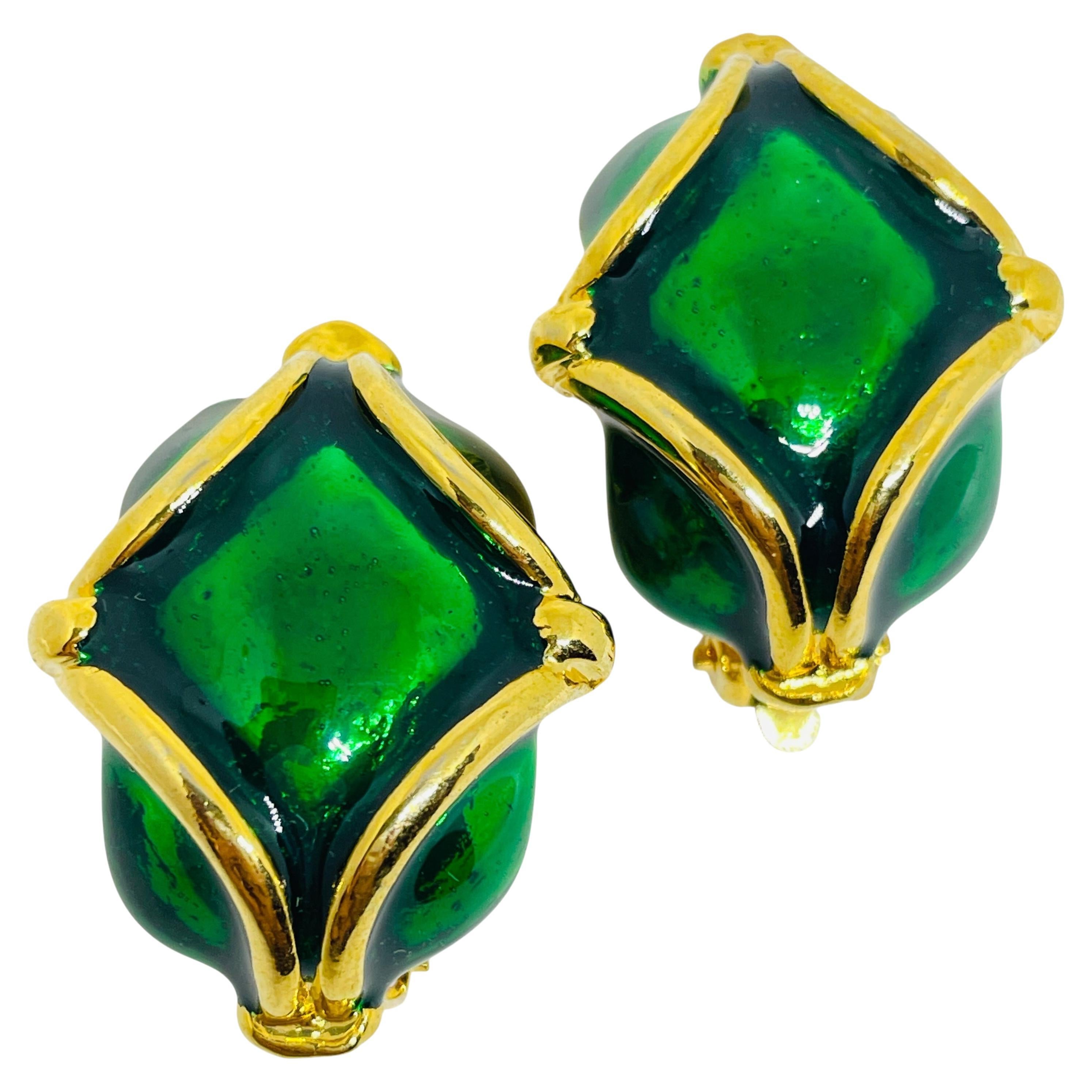 Orecchini a clip vintage anni 
80 con smalto verde e tonalità dorate