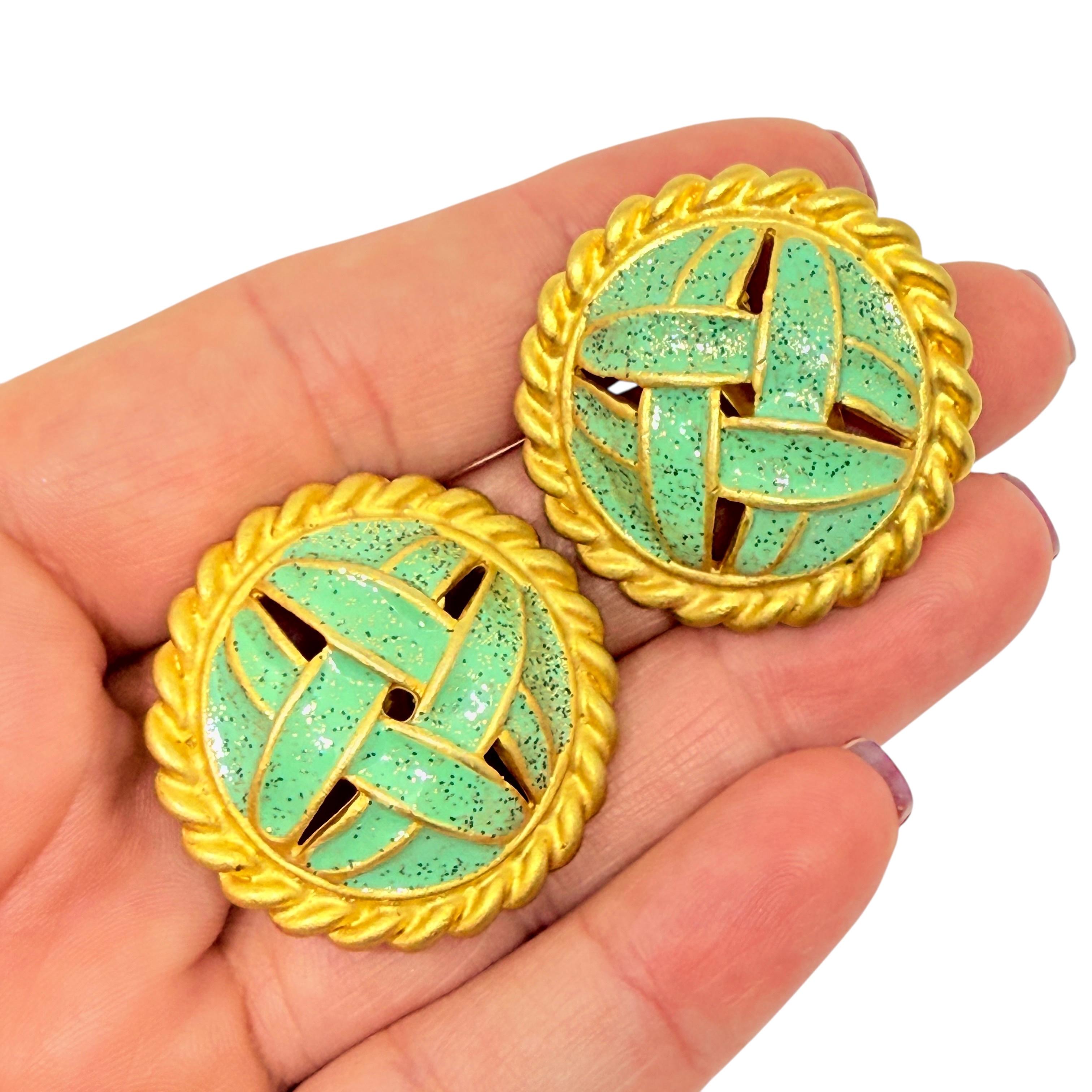 DETAILS

- • ohne Vorzeichen 

- • goldfarben mit Emaille 

- • Vintage-Designer-Ohrringe
 
MASSNAHMEN  

- • CONDIT

- •  sehr guter Vintage-Zustand mit minimalen Gebrauchsspuren 

 Sku 53

❤️❤️   VINTAGE-DESIGNER-SCHMUCK   ❤️❤️

❤️❤️  ALEXANDER'S