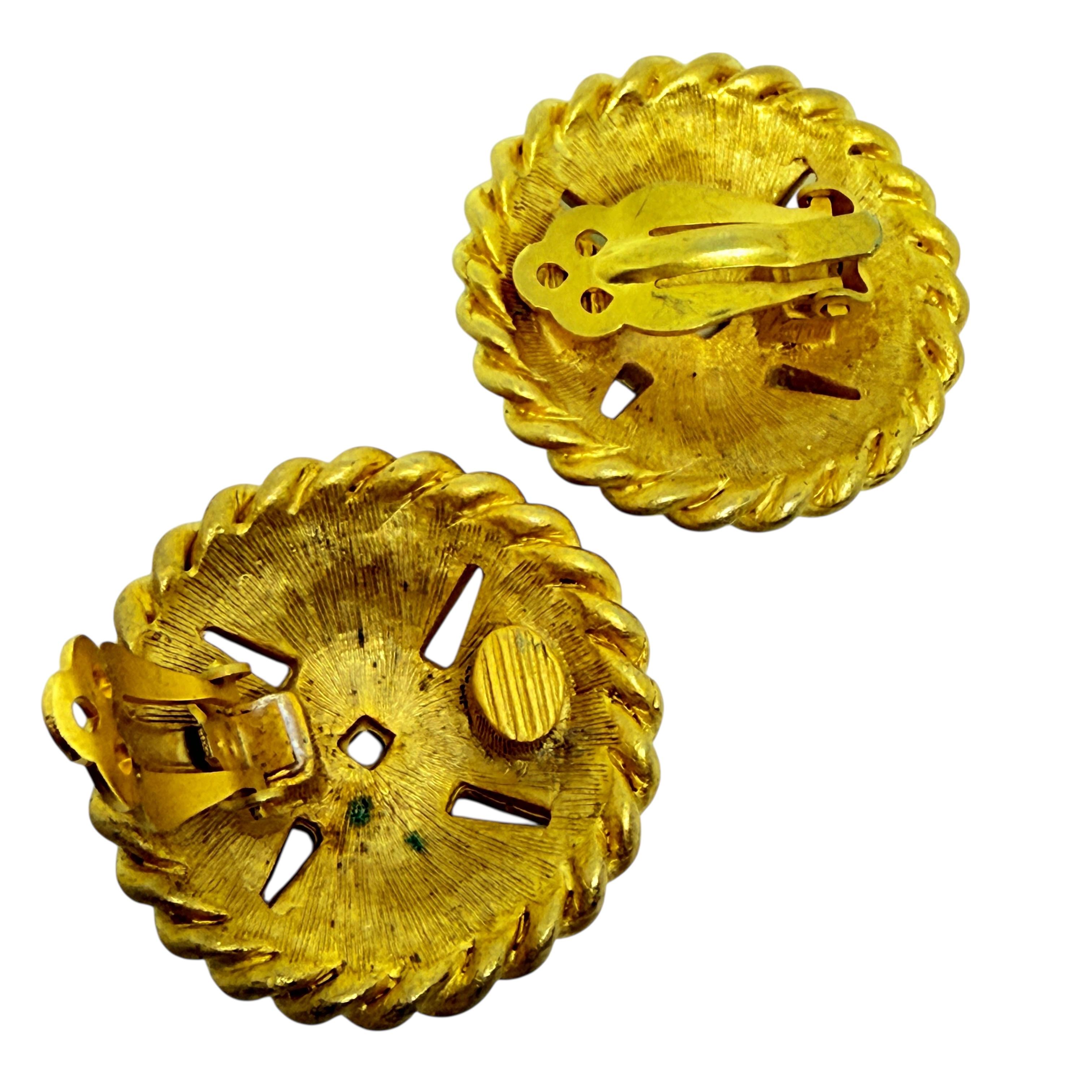 Vintage Gold Ton grün Emaille Designer Clip auf Ohrringe im Zustand „Gut“ im Angebot in Palos Hills, IL