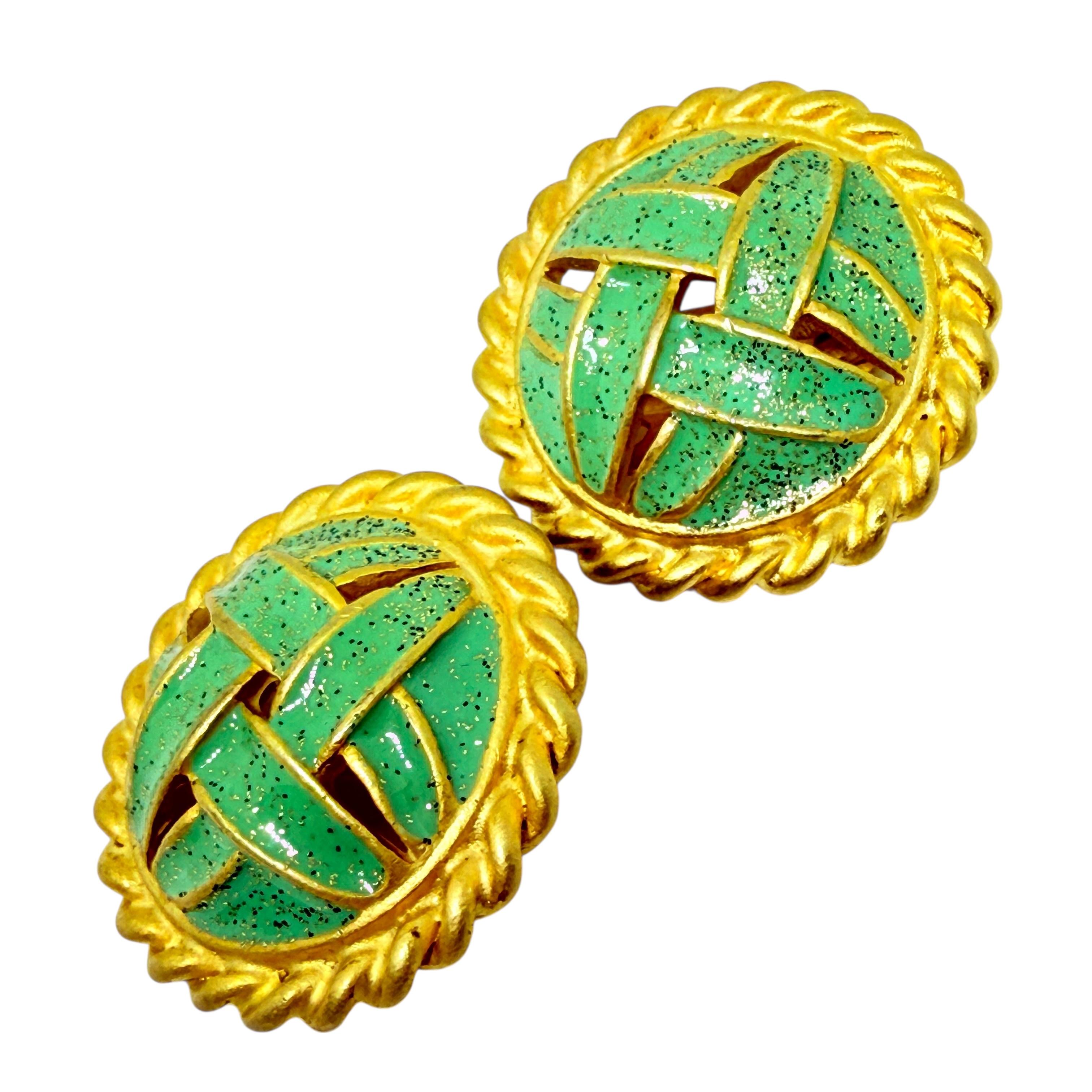 Vintage Gold Ton grün Emaille Designer Clip auf Ohrringe für Damen oder Herren im Angebot