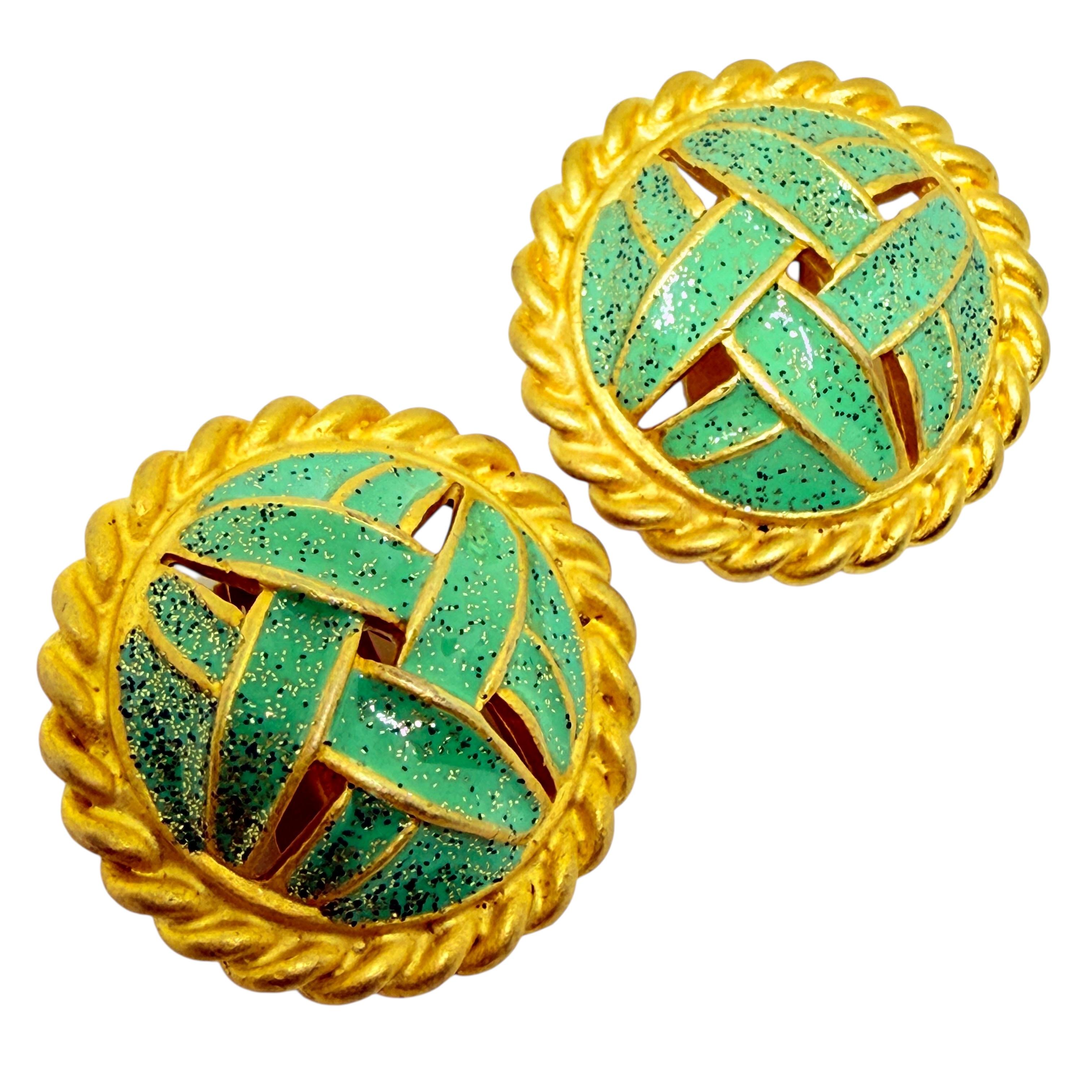 Vintage Gold Ton grün Emaille Designer Clip auf Ohrringe im Angebot 1