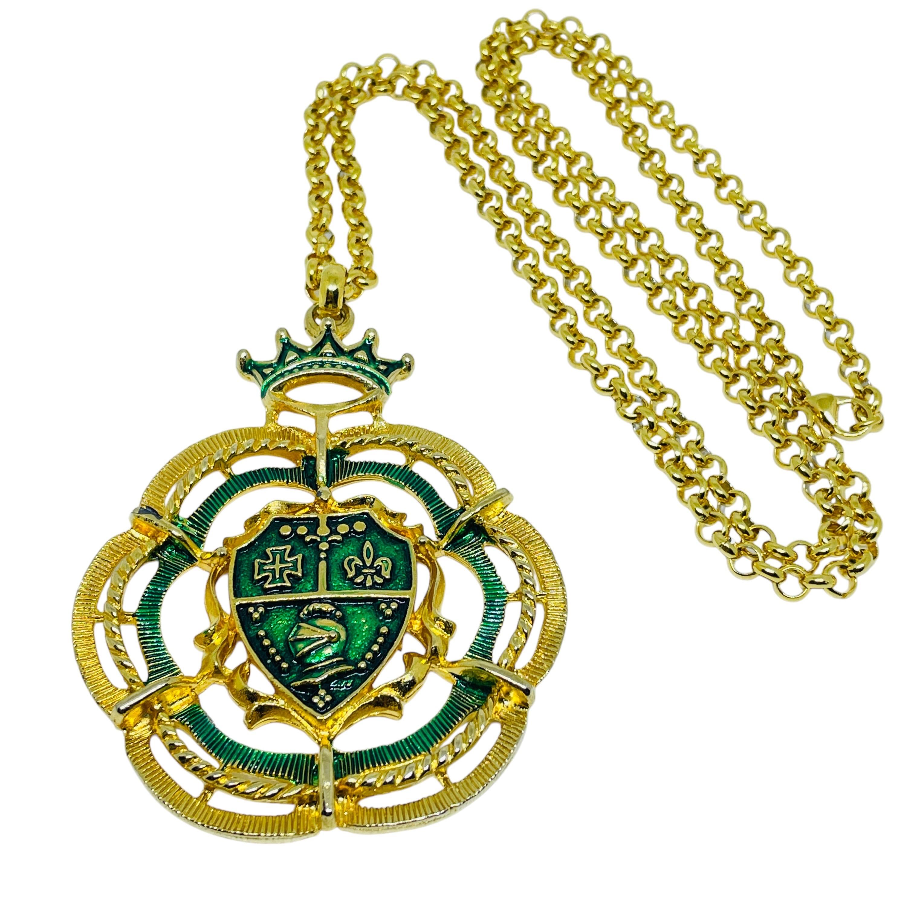 DETAILS

• unsigned

• gold tone with enamel

• vintage designer necklace

MEASUREMENTS

•

CONDITION

• very good vintage condition with minimal signs of wear

Sku 50

❤️❤️ VINTAGE DESIGNER JEWELRY ❤️❤️

❤️❤️ ALEXANDER’S BOUTIQUE ❤️❤️